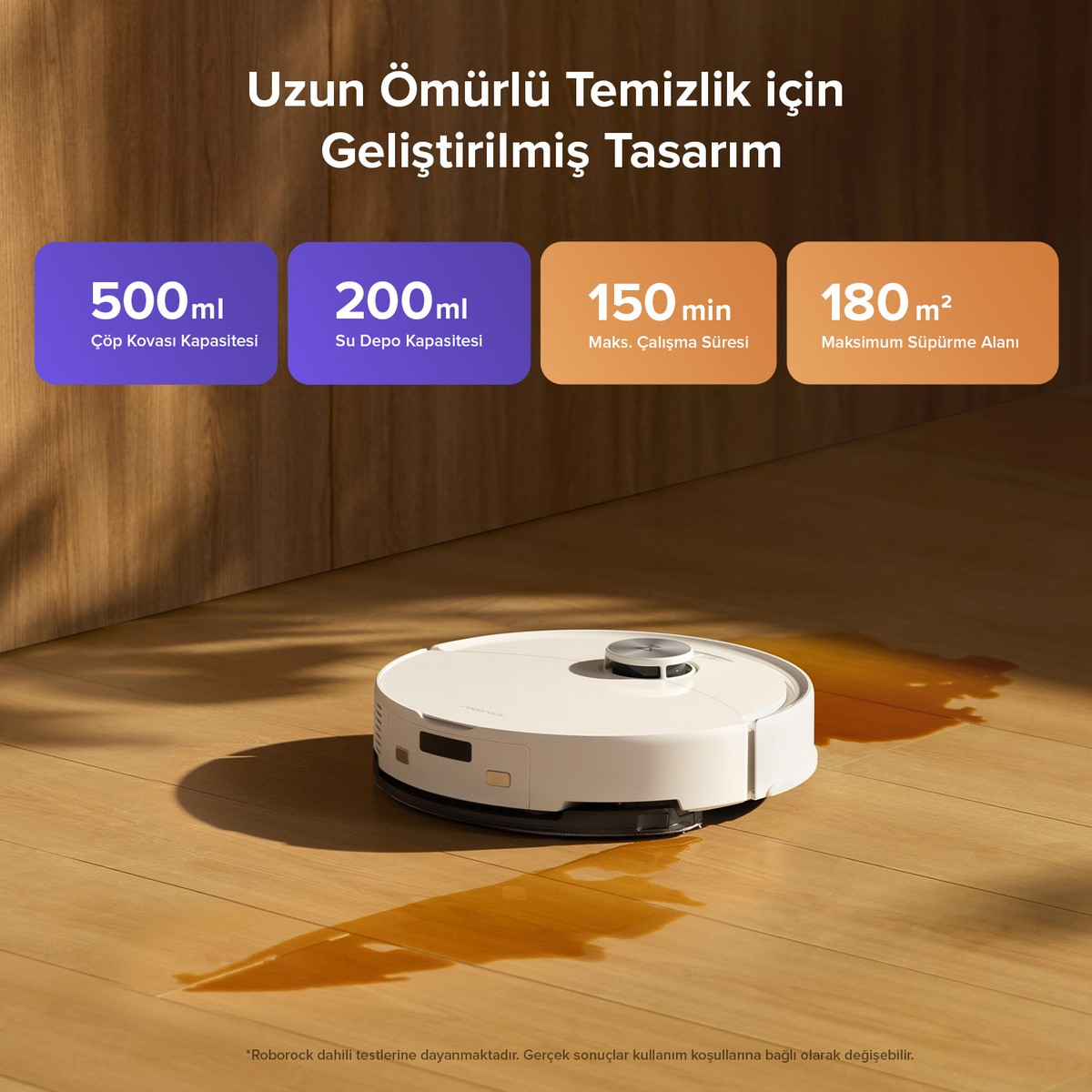 Beyaz robot süpürge, ıslak ahşap zemini temizliyor, kapasite ve çalışma süresi bilgileriyle.