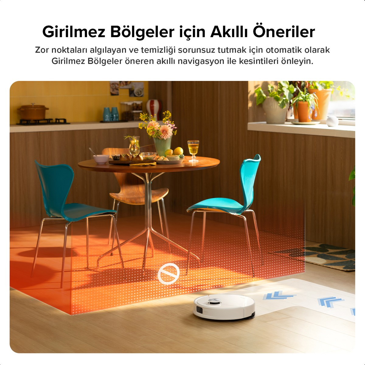 Beyaz robot süpürge, mavi sandalyeli yemek masası ve yasak bölge göstergesi yakınında gezinir.