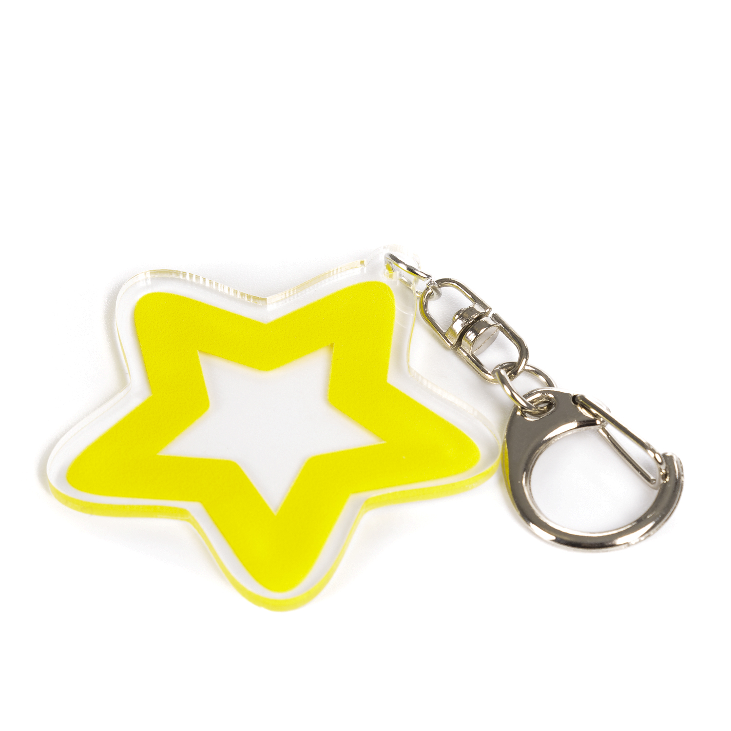 Un llavero amarillo con forma de estrella y un mosquetón y anilla plateados.
