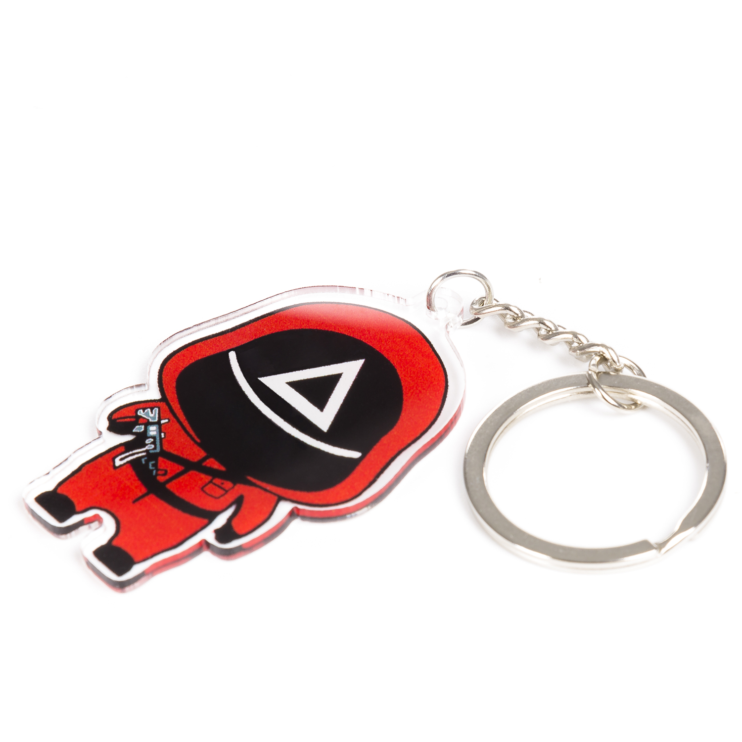 Un llavero rojo con un personaje de Squid Game y un anillo plateado.