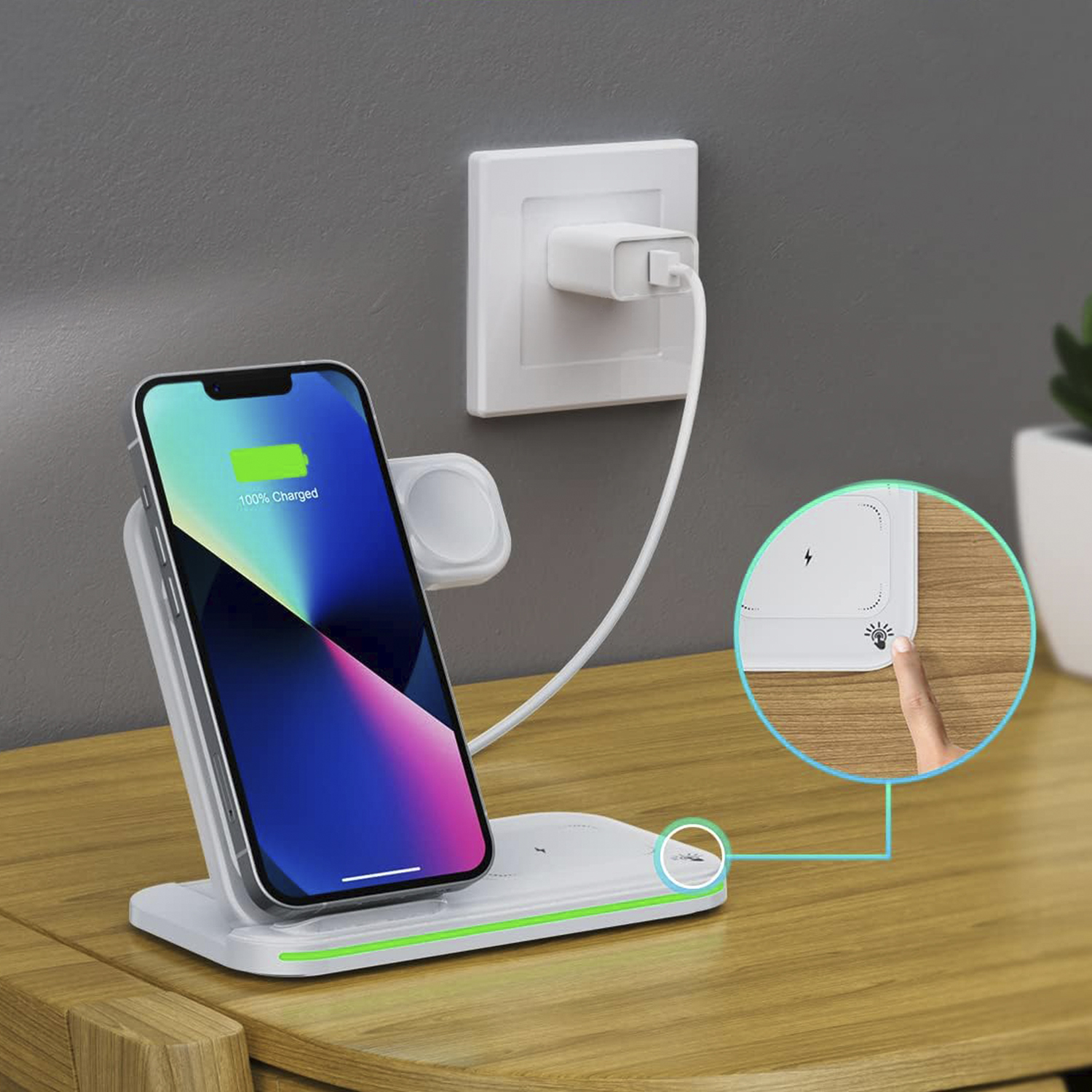 Un smartphone con 100% de carga en un soporte de carga blanco.