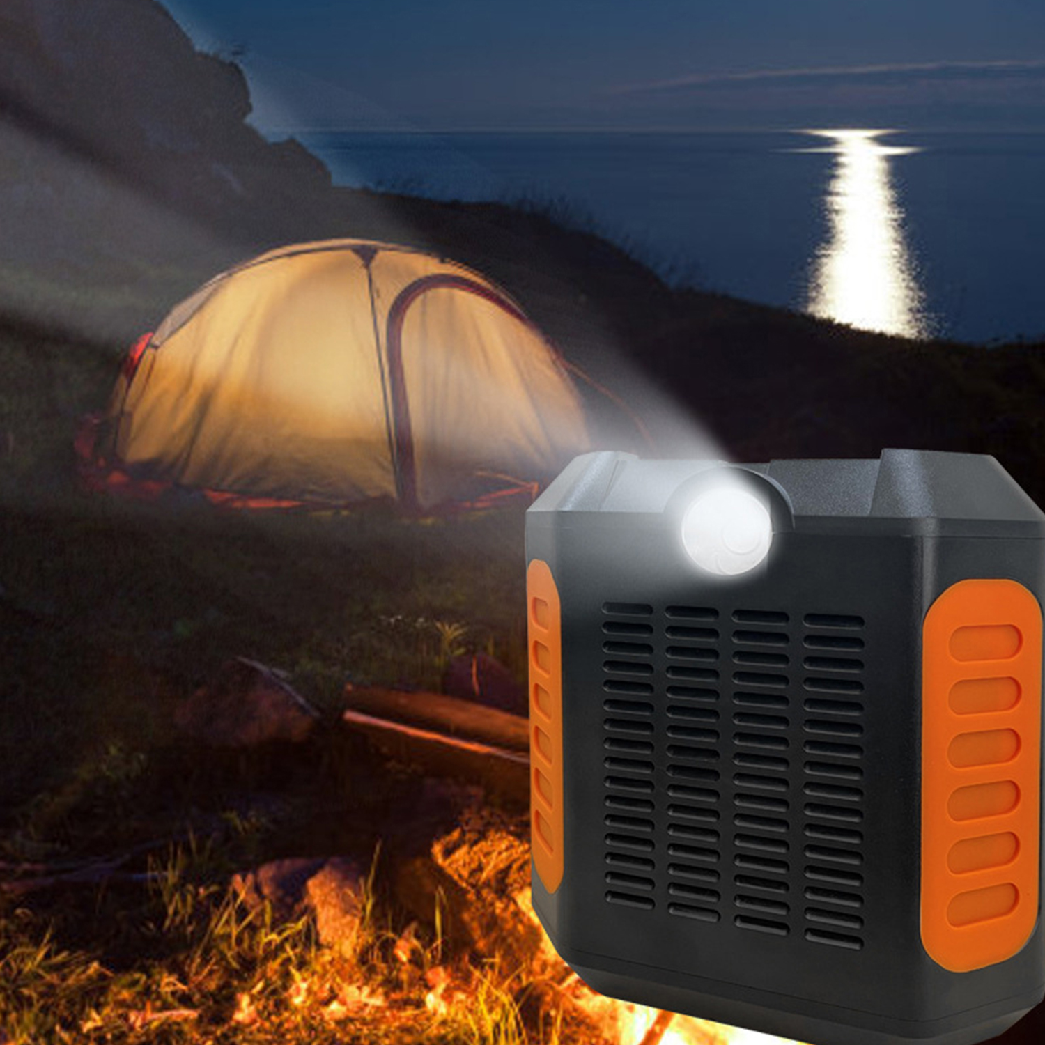 Un campamento nocturno con tienda, fogata y generador portátil emitiendo luz.