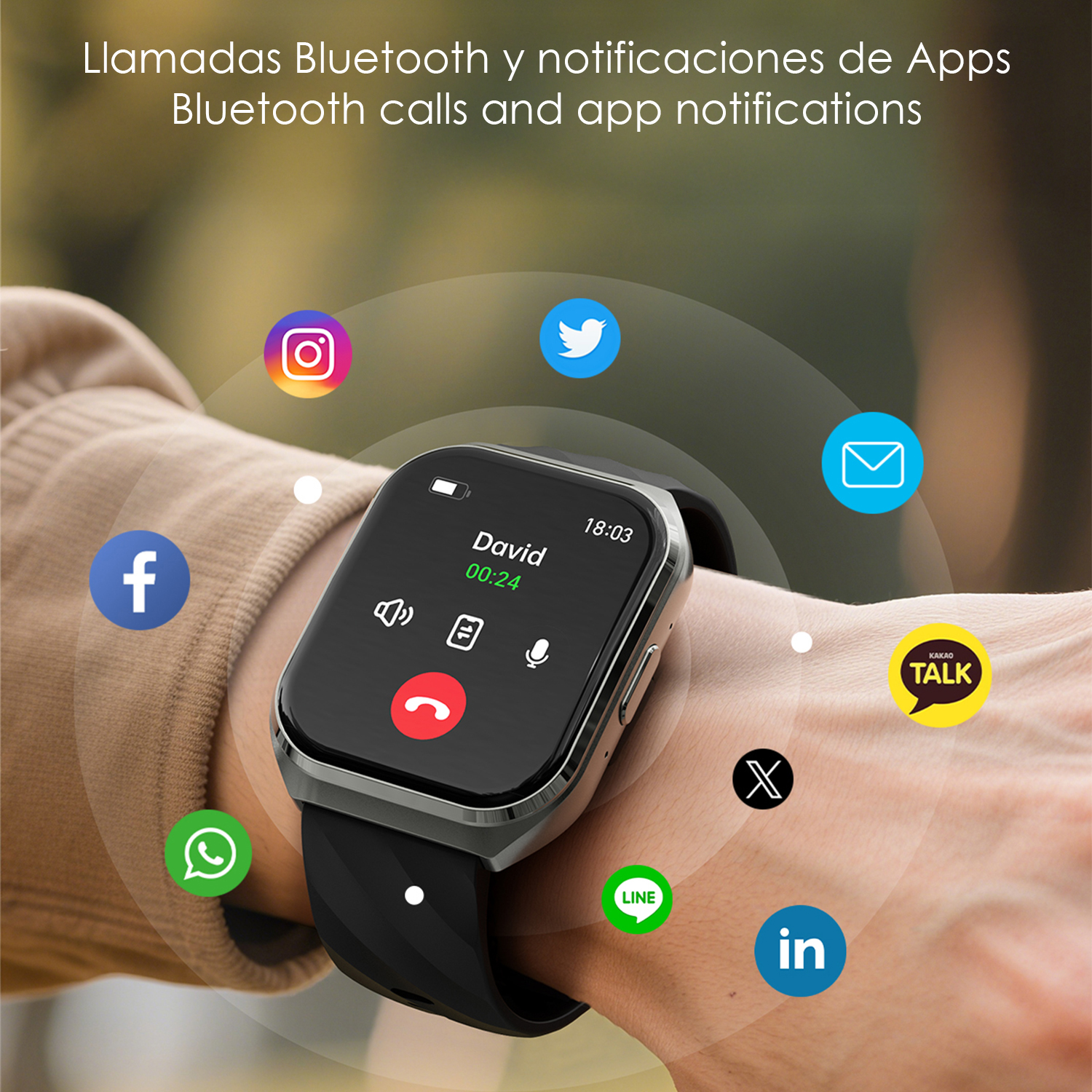 Uno smartwatch al polso mostra chiamate in arrivo e notifiche di app.