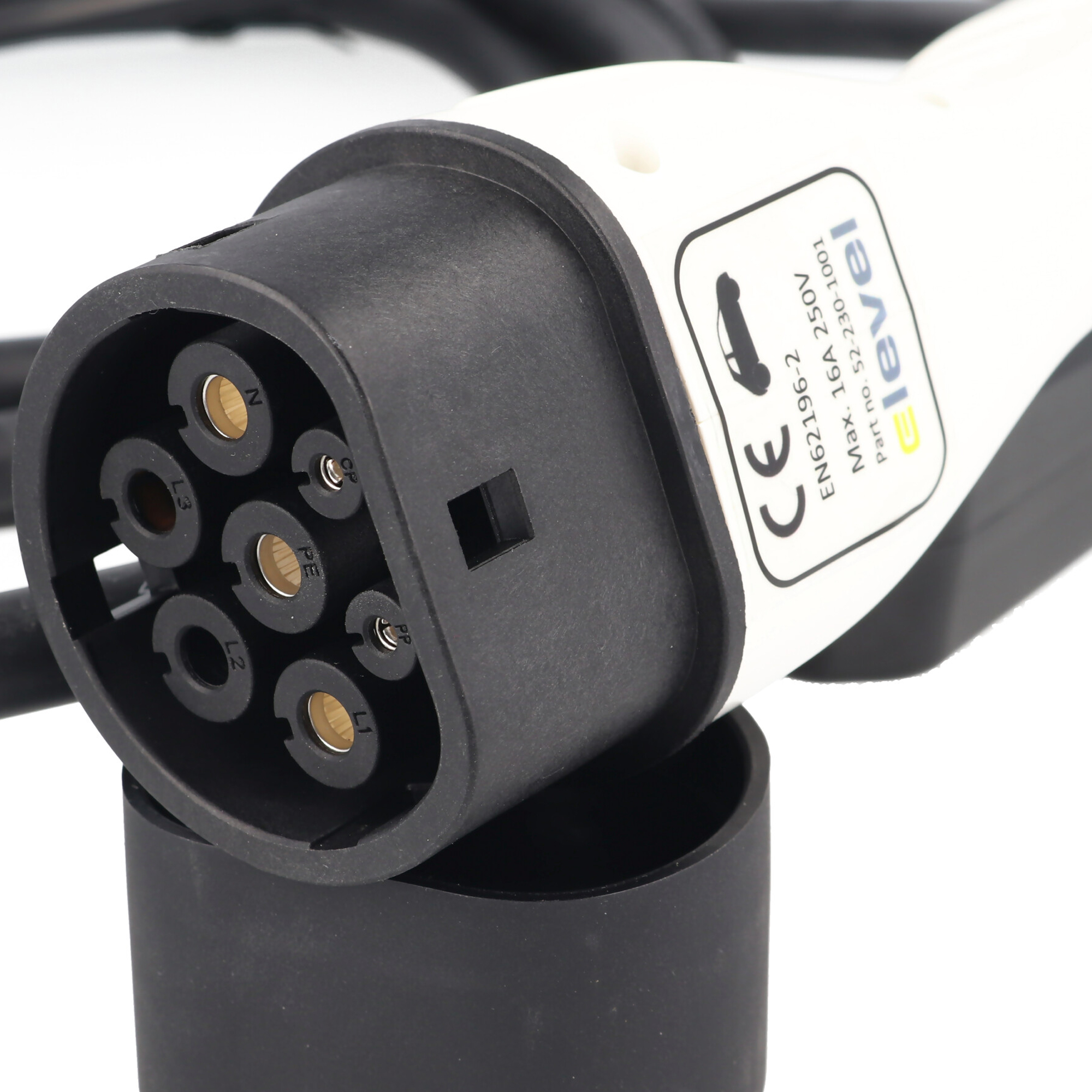 Ein weißer und schwarzer Elektroauto-Ladeadapter mit Pins und Beschriftungen.