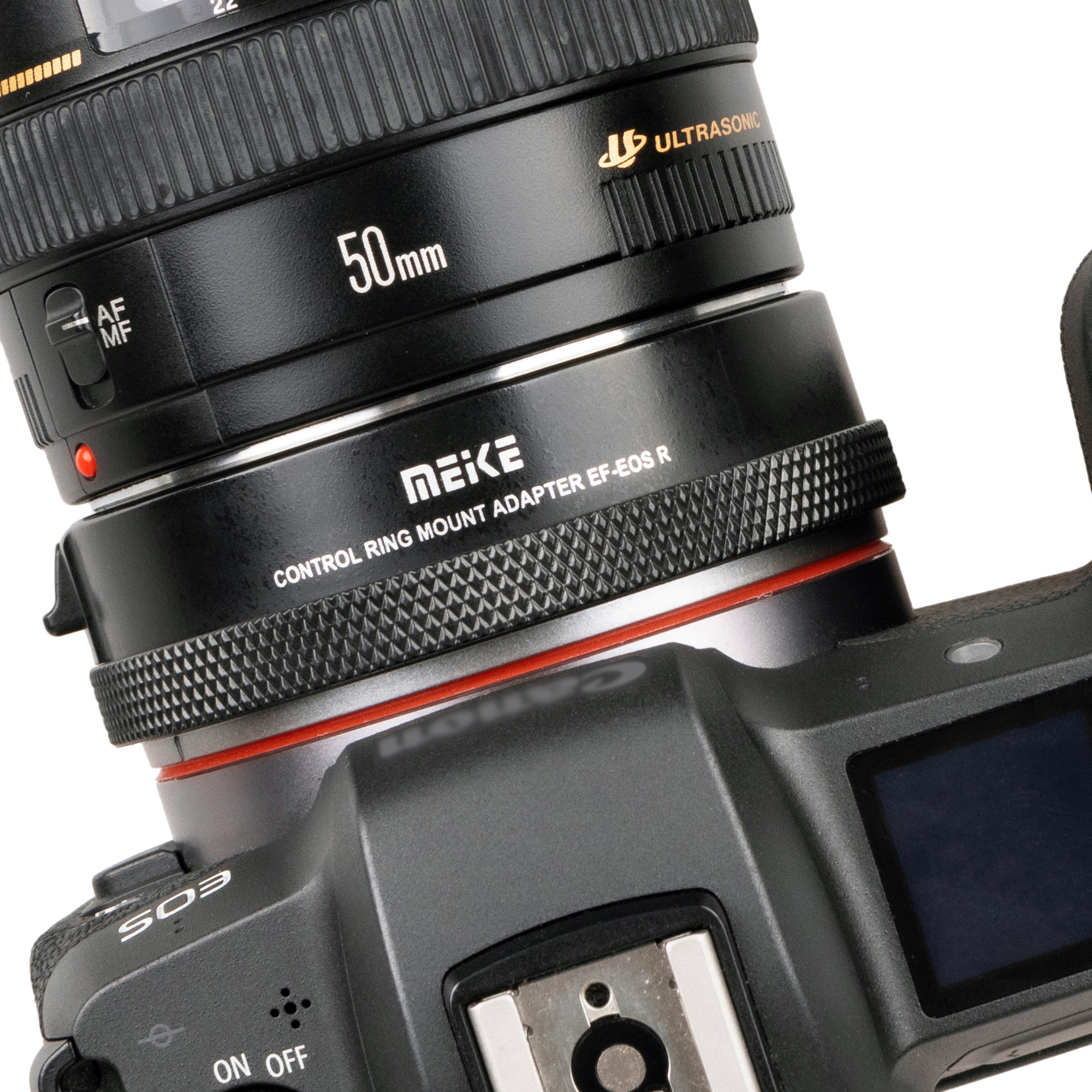 Nahaufnahme einer Kamera mit 50-mm-Objektiv und Adapter. Fokus auf Details.