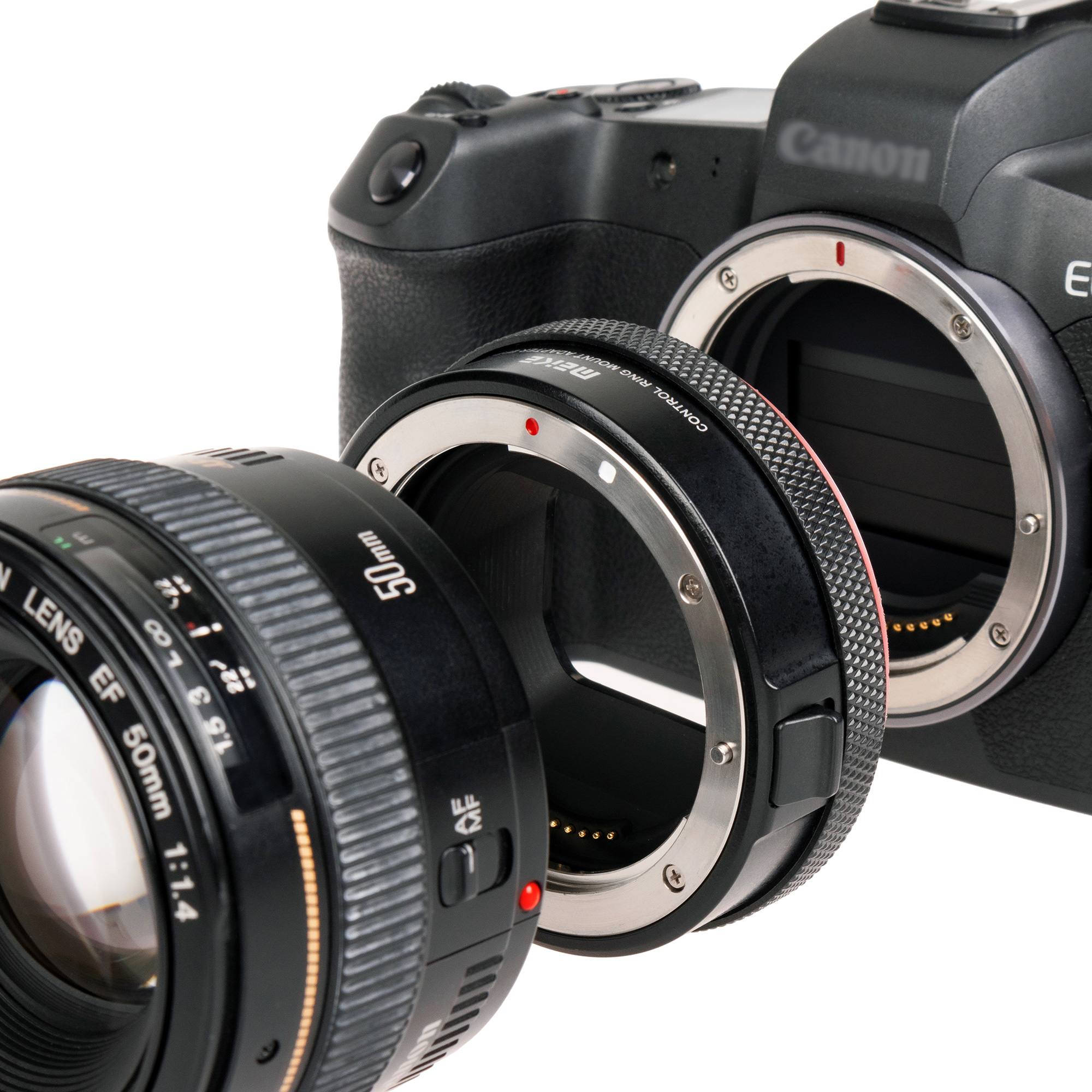 Eine Canon-Kamera mit einem Objektivadapter und einem 50mm-Objektiv.