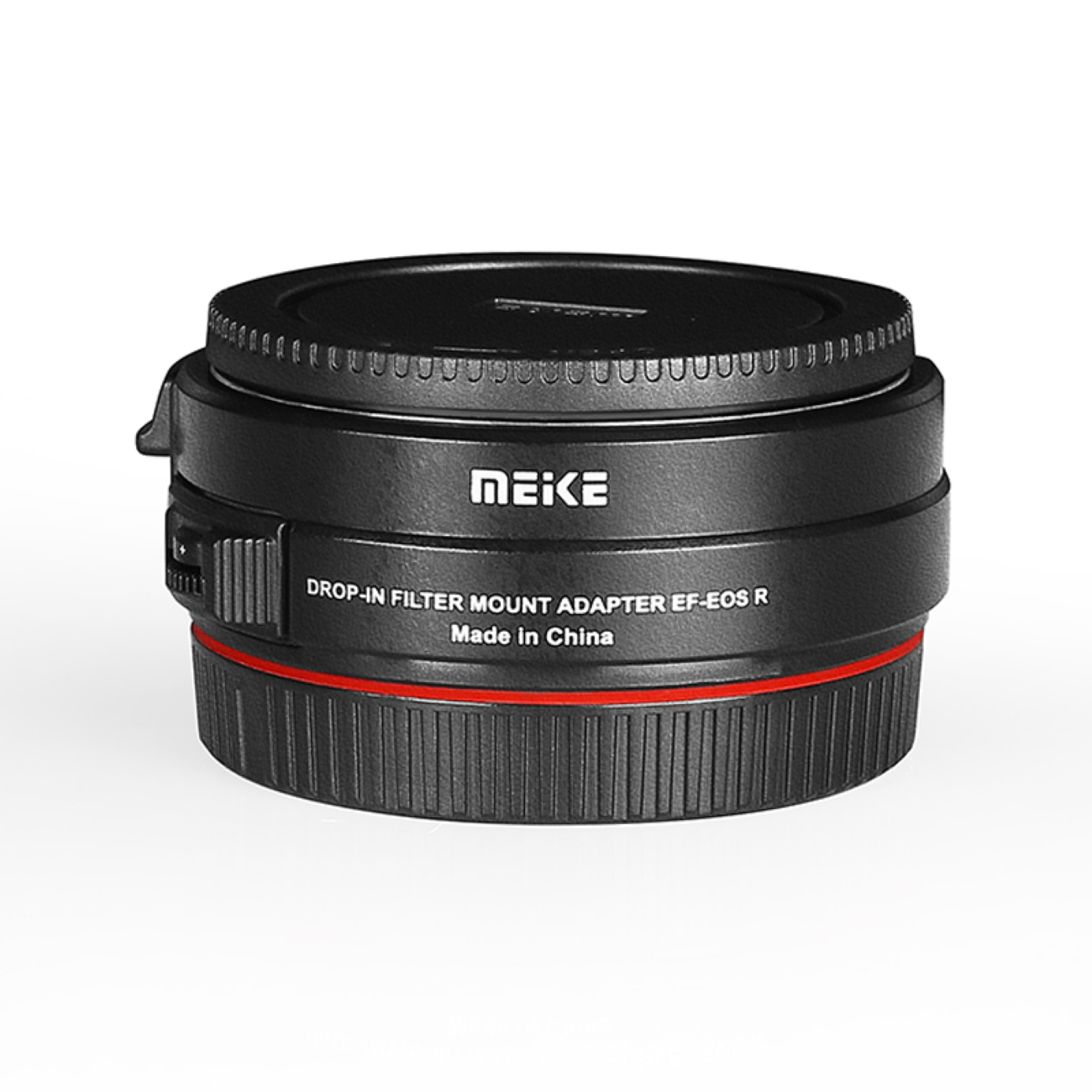 Ein schwarzer Meike Objektivadapter mit rotem Ring, beschriftet mit EF-EOS R.