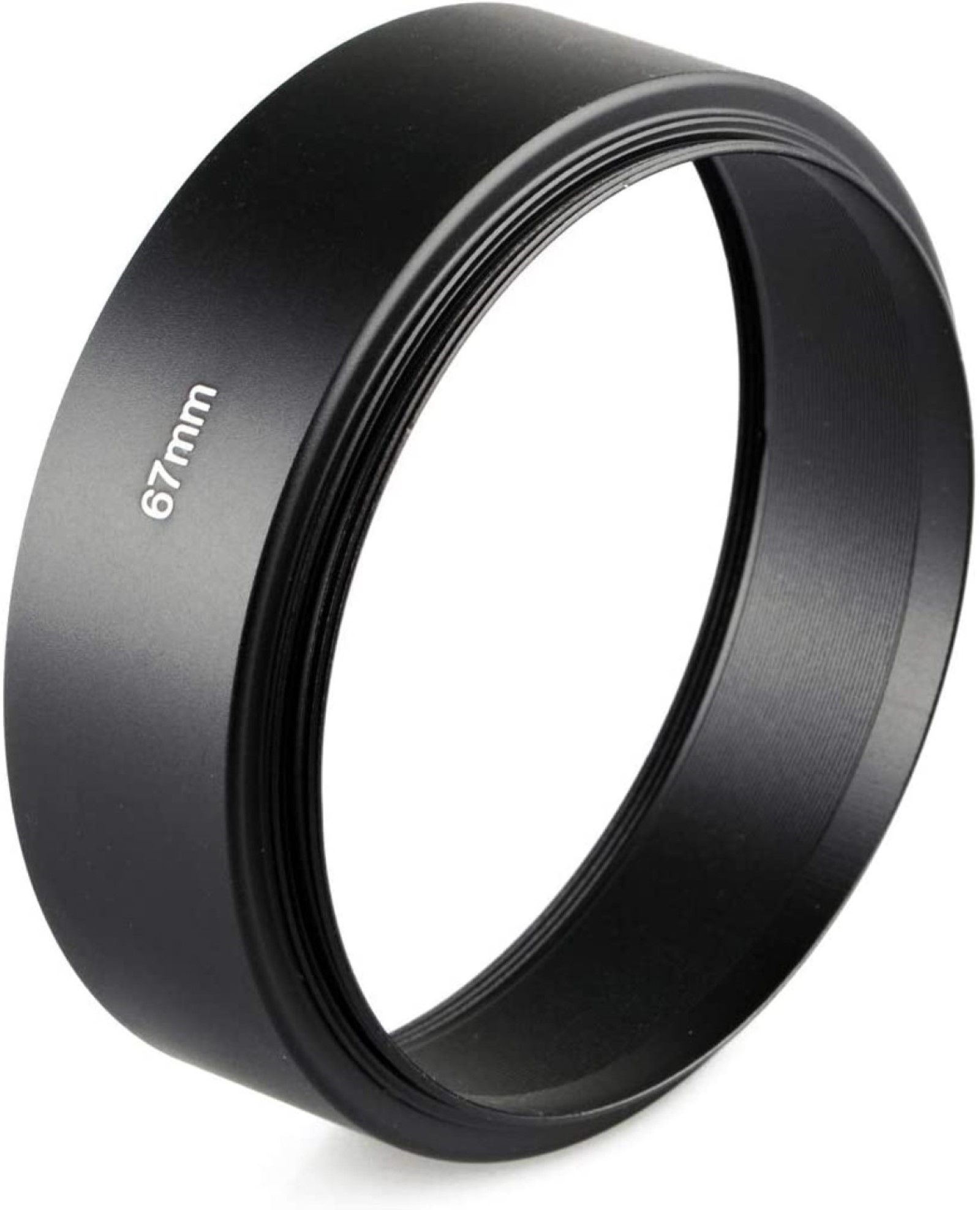 Ein schwarzer 67mm Objektiv-Schutzring mit Gewinde, freigestellt.