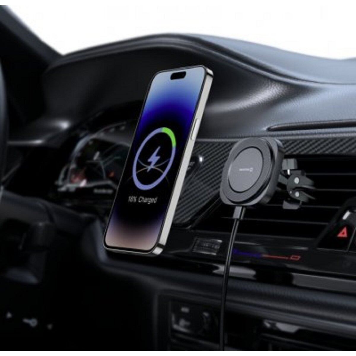 Ein Handy wird an einer Ladehalterung im Auto geladen.