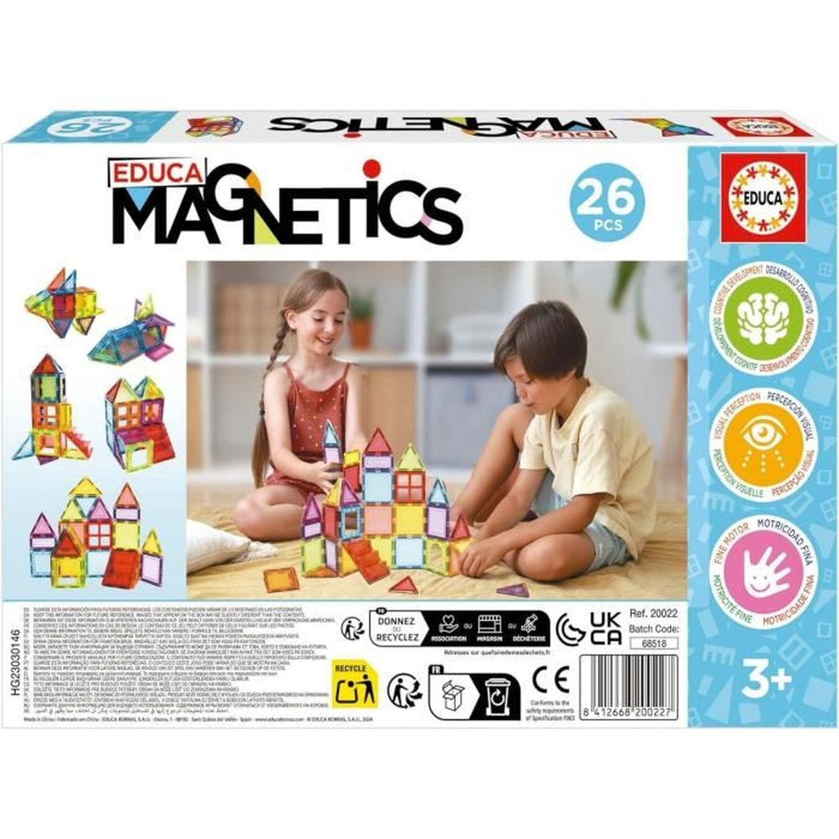 Bambini costruiscono case con blocchi magnetici. La confezione mostra blocchi magnetici.