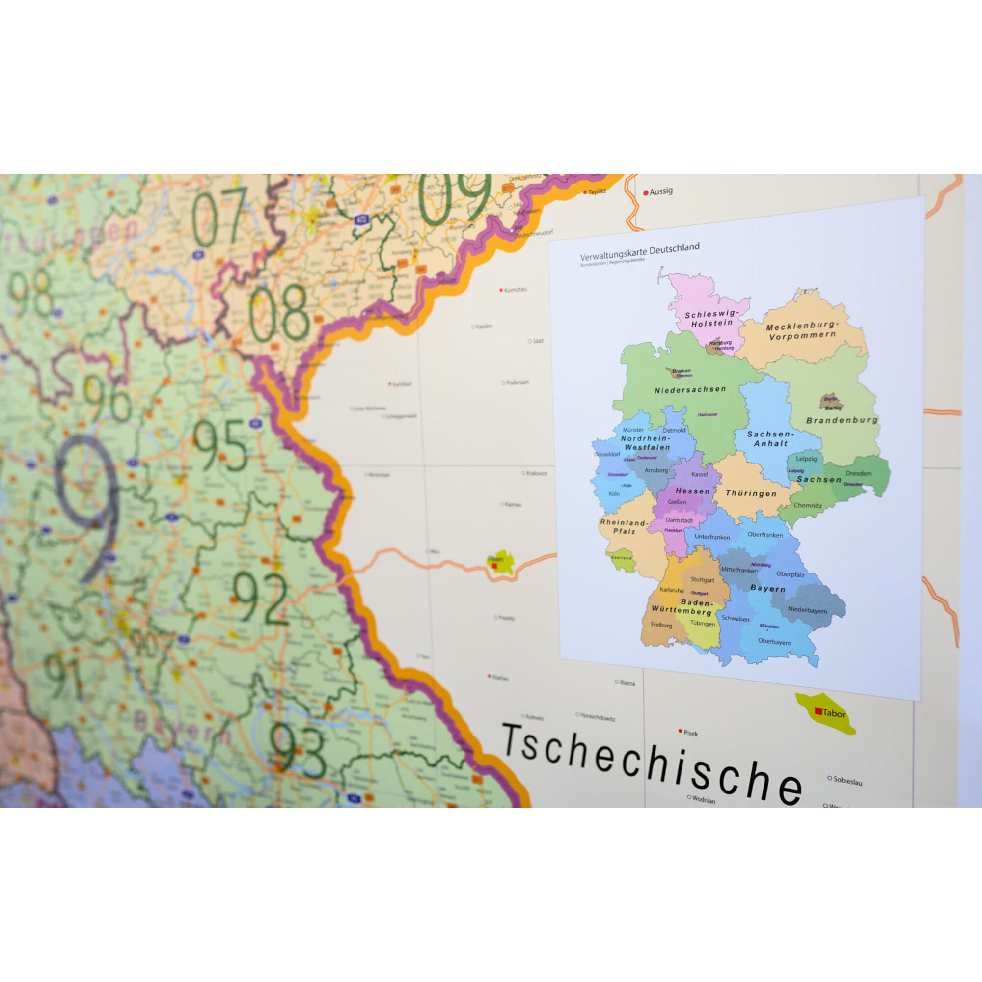 Eine Karte von Deutschland mit Bundesländern und Regierungsbezirken.