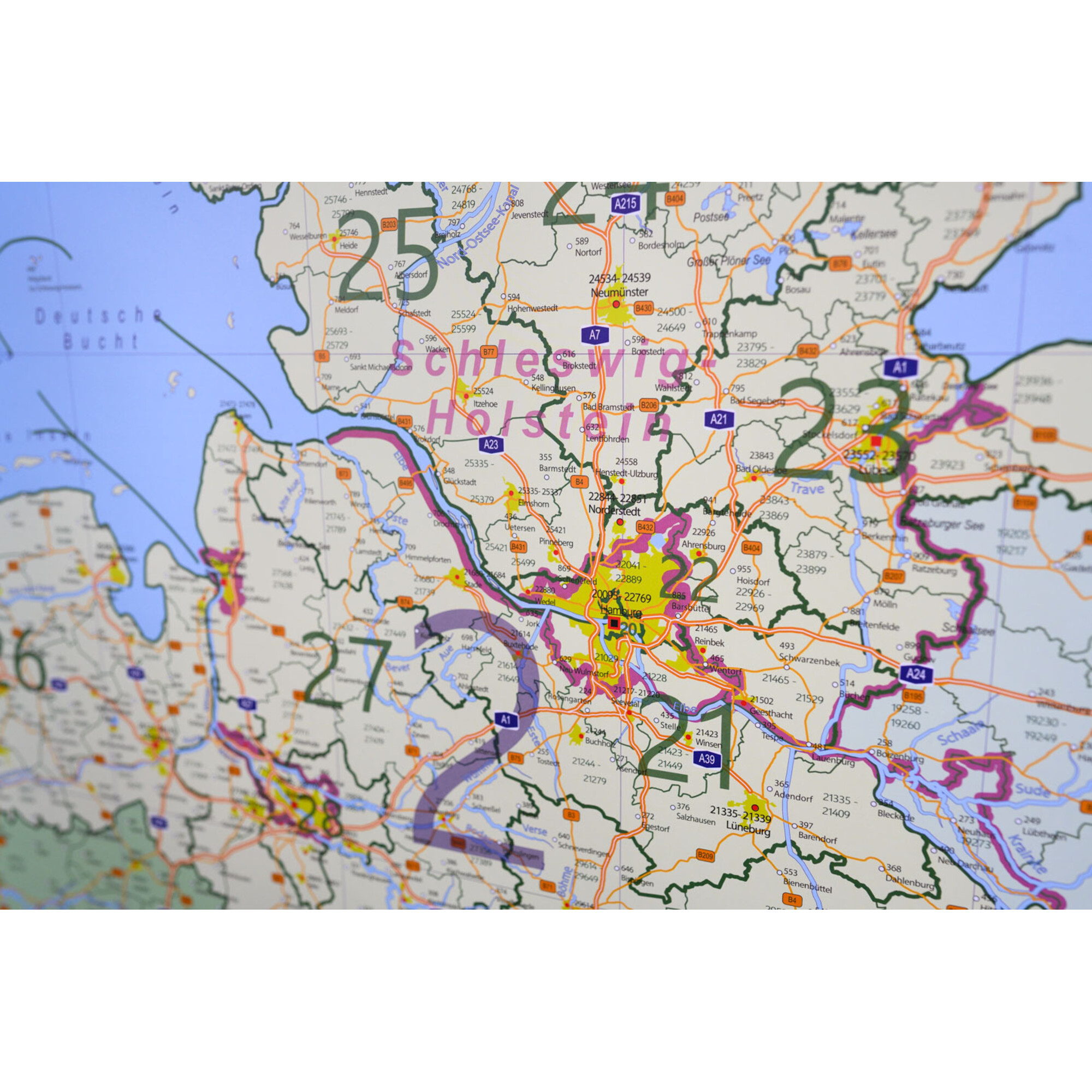Karte von Schleswig-Holstein mit Autobahnen, Städten und Gewässern.
