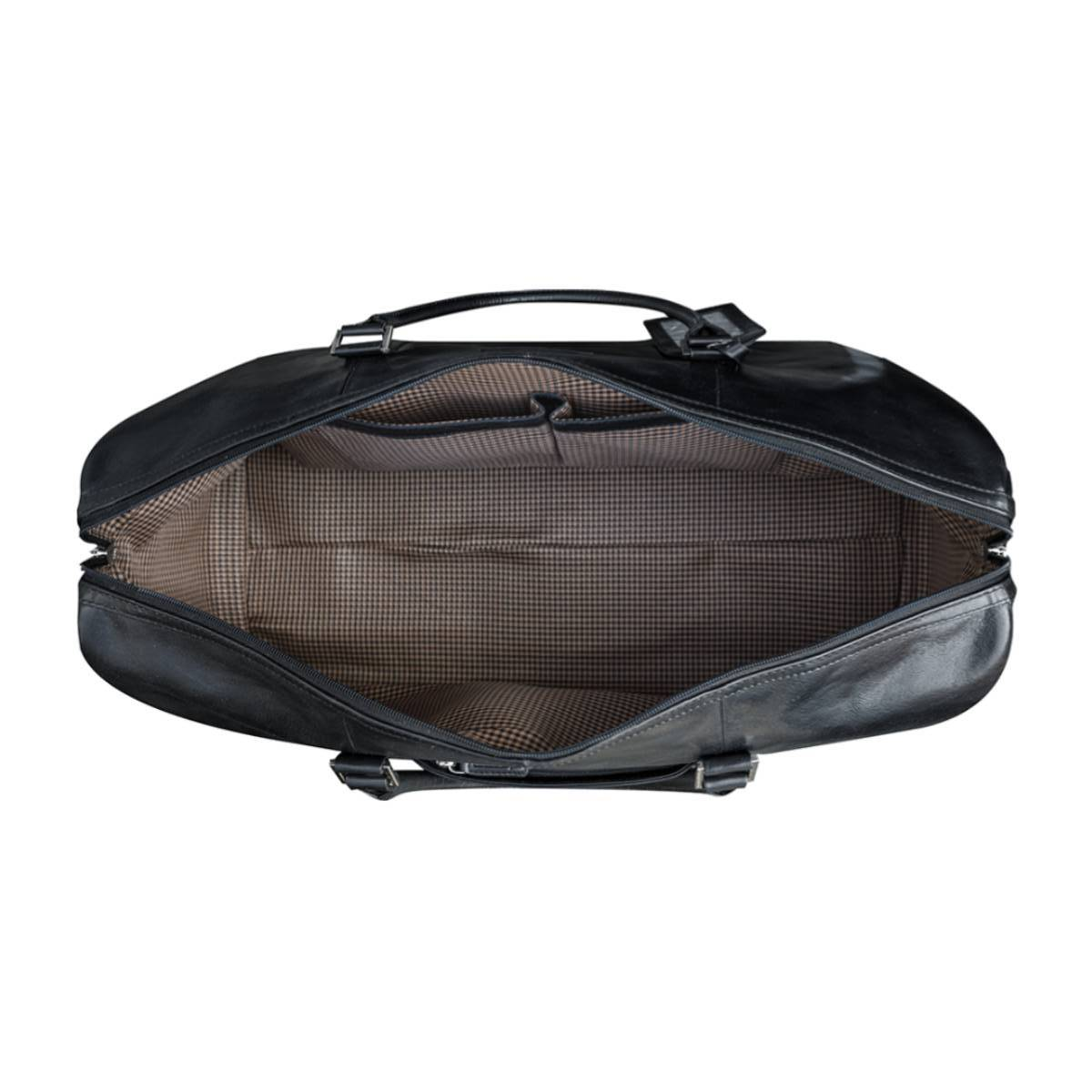 Schwarze Lederreisetasche, offen, mit kariertem Innenfutter und Fächern.