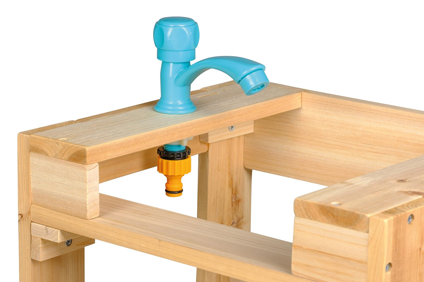 Ein blauer Wasserhahn auf einem Holzgestell mit einem orangefarbenen Schlauchanschluss.