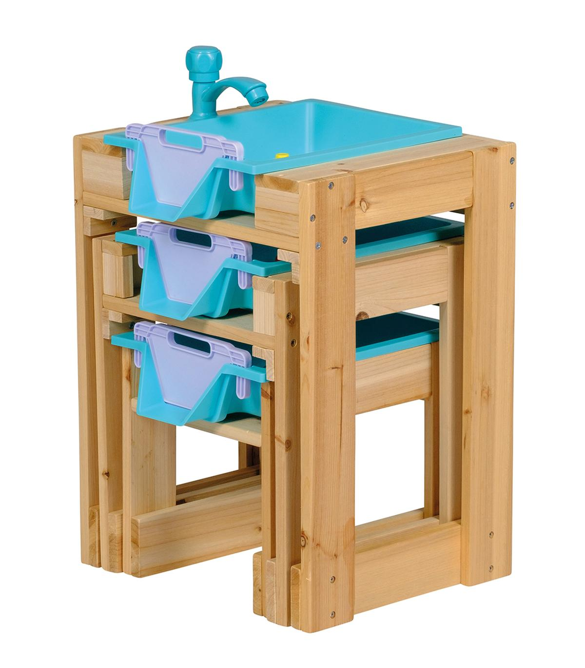 Holzspielzeug-Waschtisch mit blauem Becken und Wasserhahn.