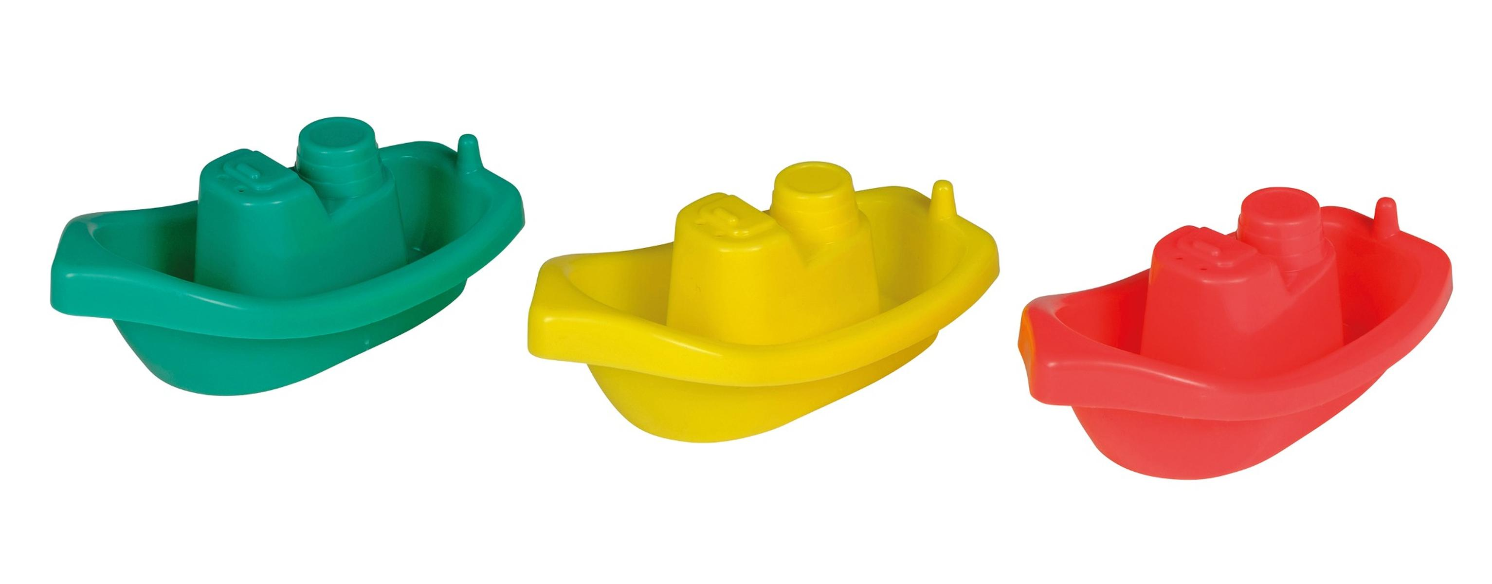 Drei Spielzeugboote in Rot, Gelb und Grün nebeneinander auf weißem Hintergrund.