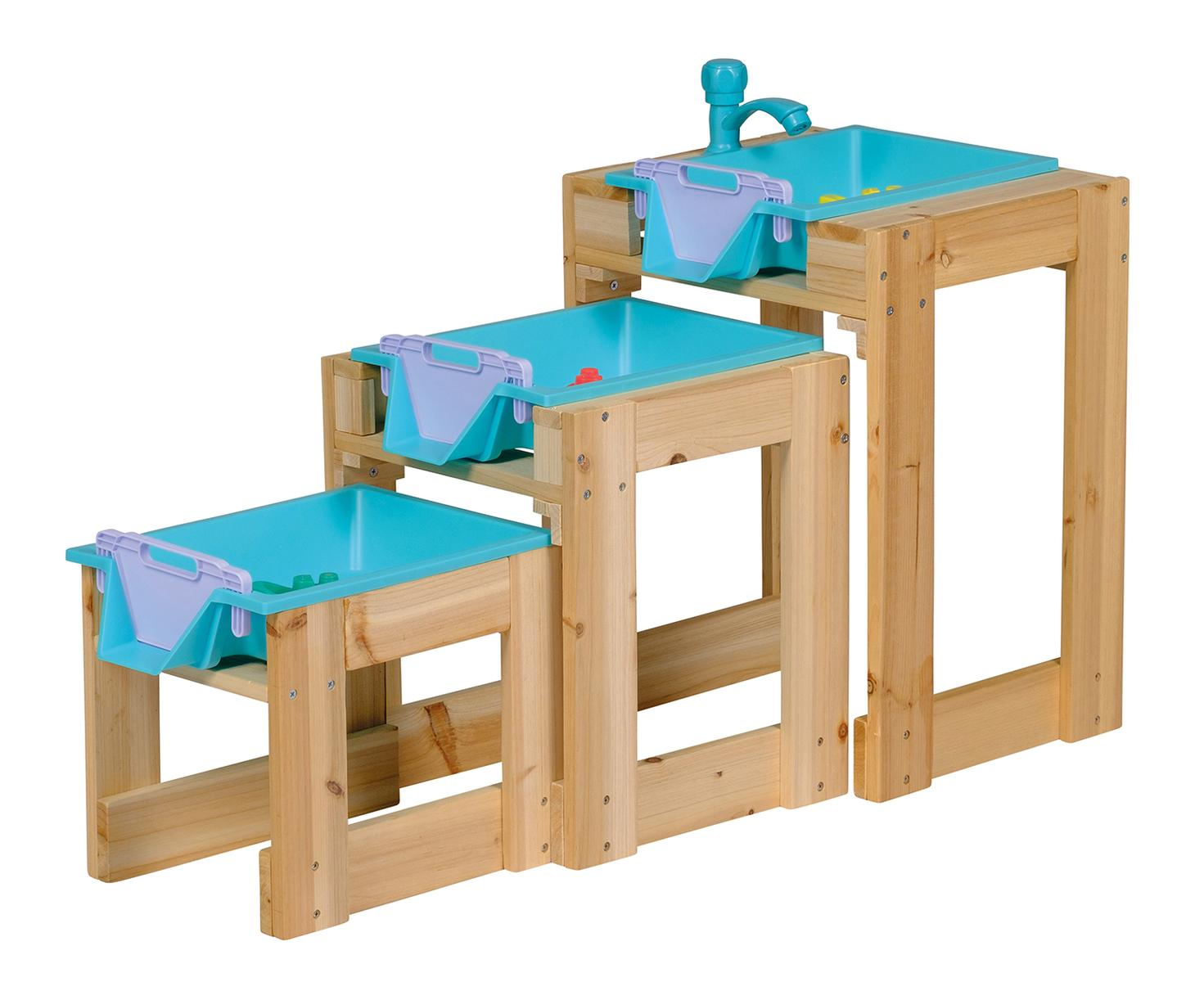 Dreistufiges Holzspielzeug mit blauen Wannen und Wasserhahn.