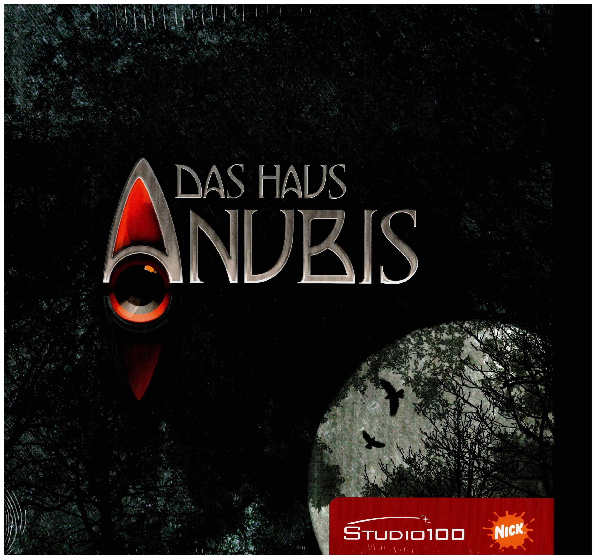 Dunkle Szene mit "Das Haus Anubis" Logo, Mond und Vögeln.