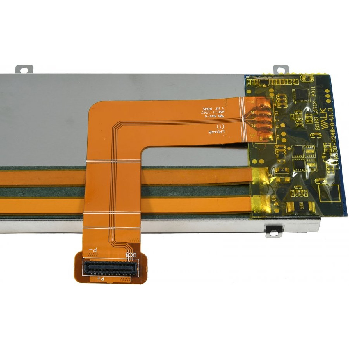 Nahaufnahme einer Platine mit orangen Flachbandkabeln und elektronischen Bauteilen.