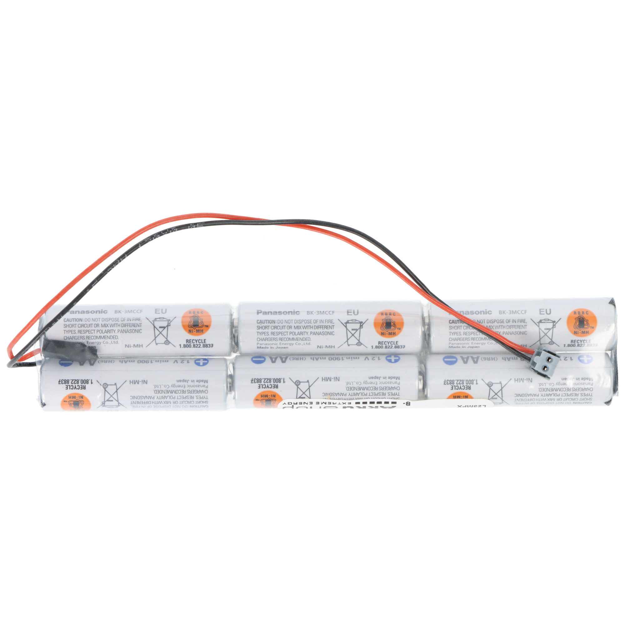 Sechs Panasonic AA Ni-MH Akkus mit Kabeln und Stecker.
