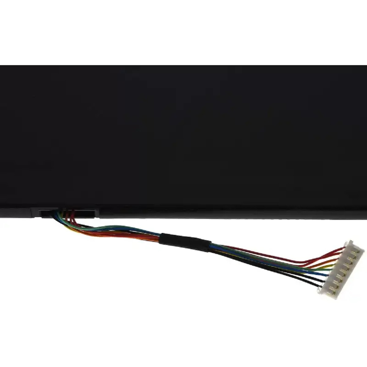 Schwarzer Akku mit bunten Kabeln, die zu einem weißen Stecker führen.