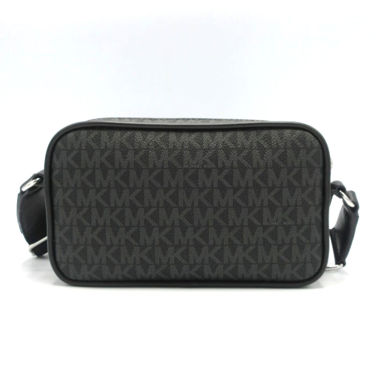 Eine schwarze Michael Kors Umhängetasche mit durchgehendem MK-Logo.