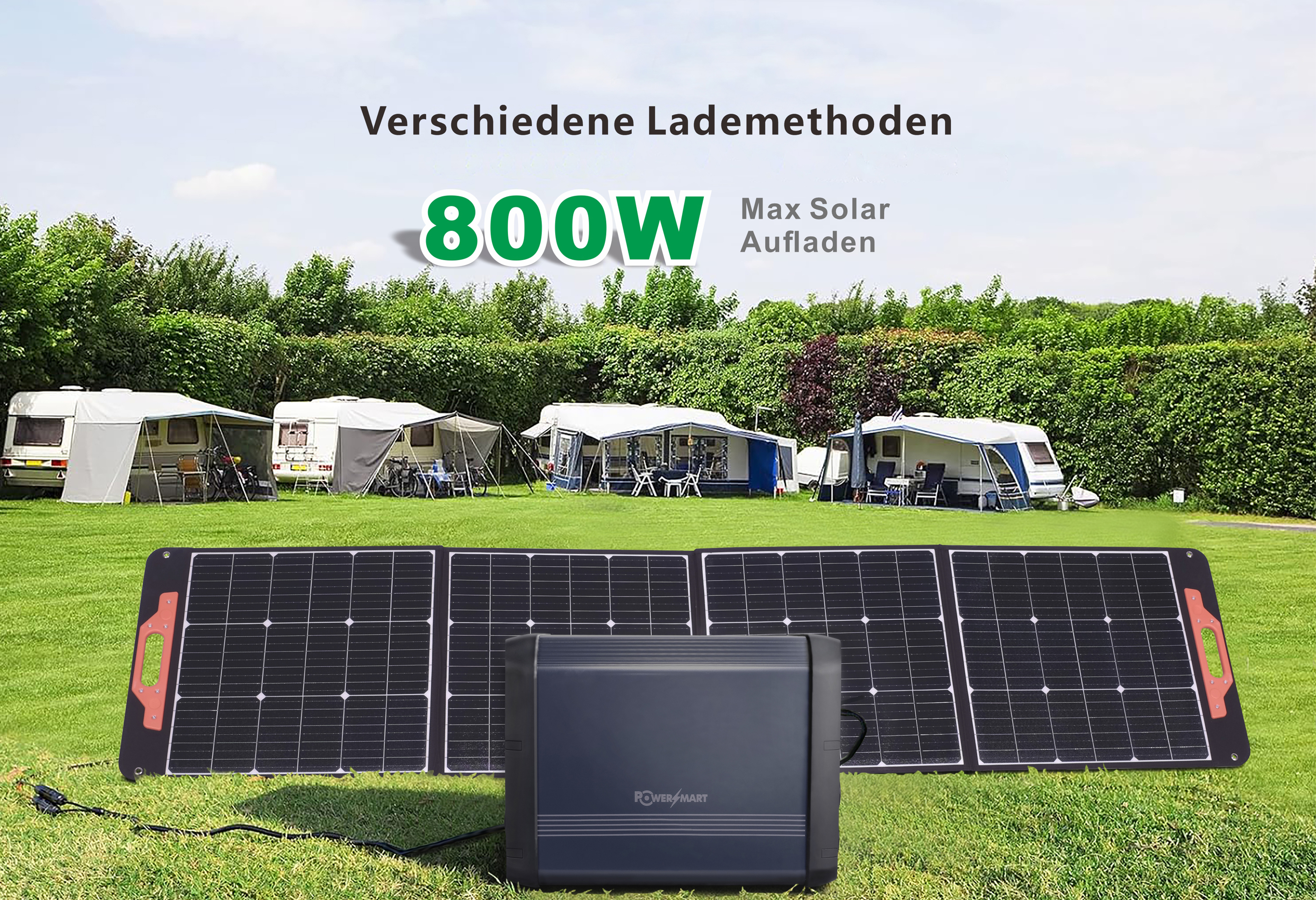 Aufgeklappte Solarmodule und eine Powerstation im Gras vor Wohnwagen und Bäumen.