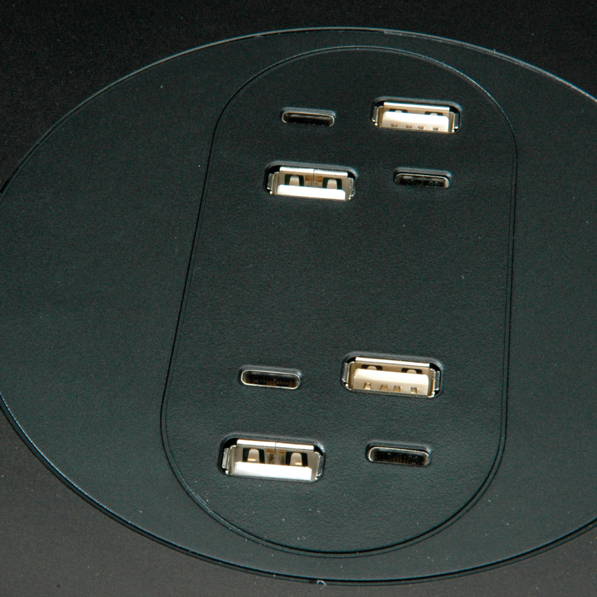 Nahaufnahme von drei USB-A- und zwei USB-C-Anschlüssen auf schwarzem Hintergrund.