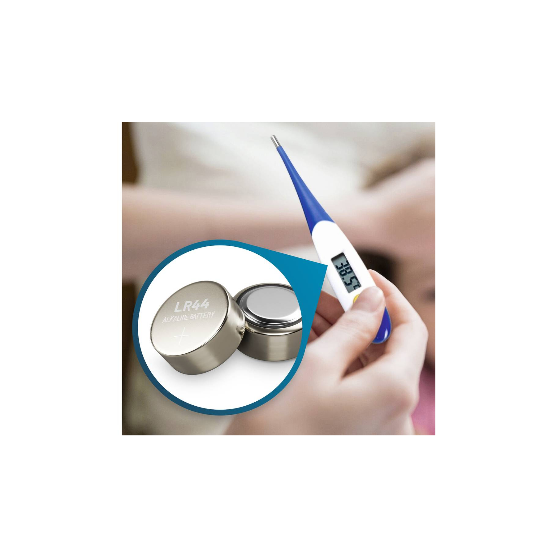 Ein digitales Thermometer in einer Hand mit einer LR44-Batterie.