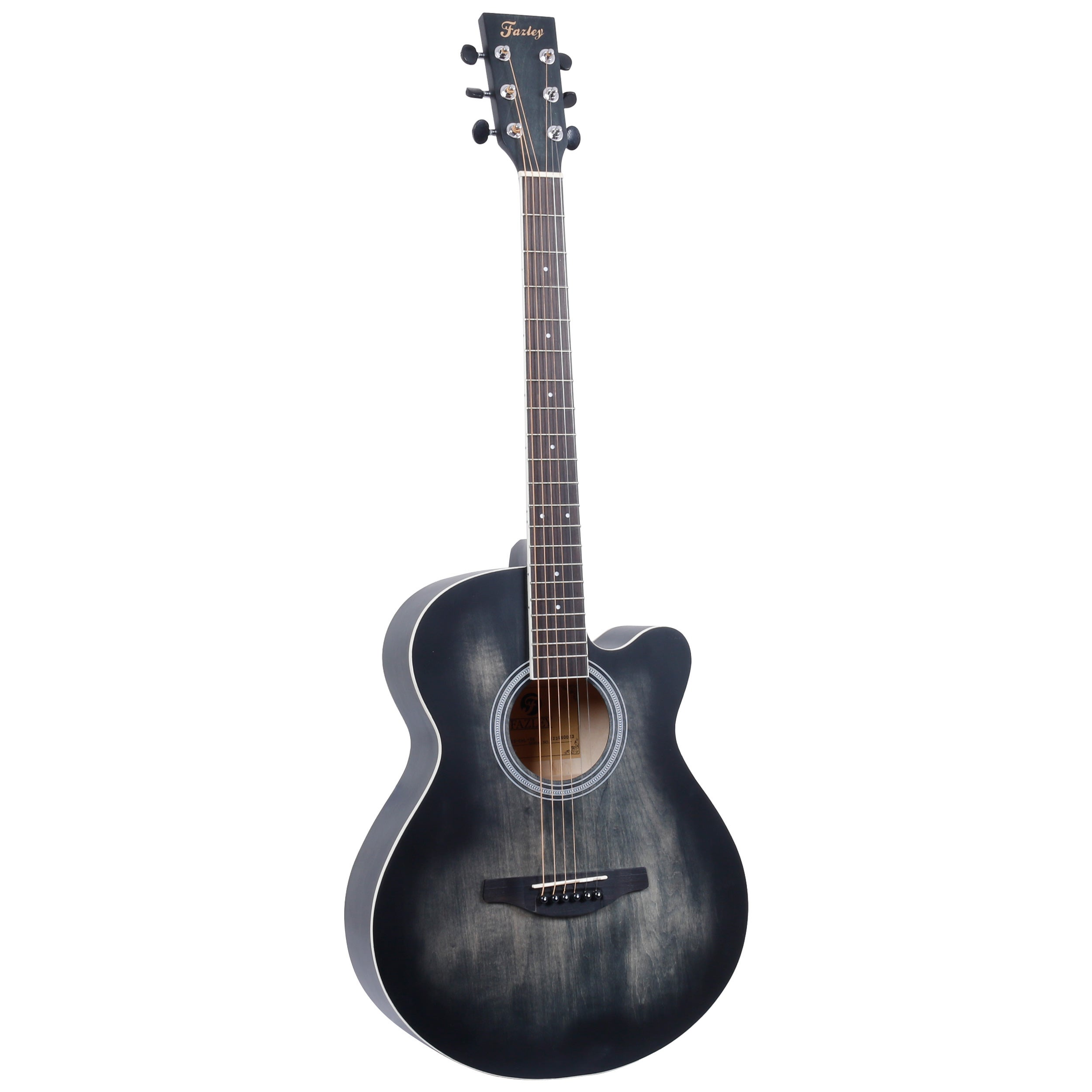 Een donkere akoestische gitaar met zes snaren staat tegen een witte achtergrond.
