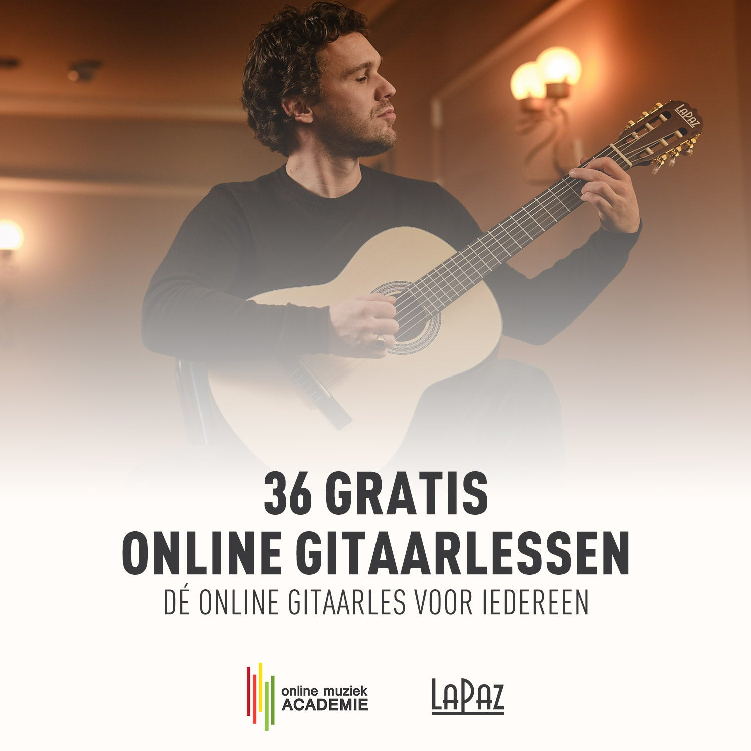 Man speelt akoestische gitaar met tekst over gratis online gitaarlessen.