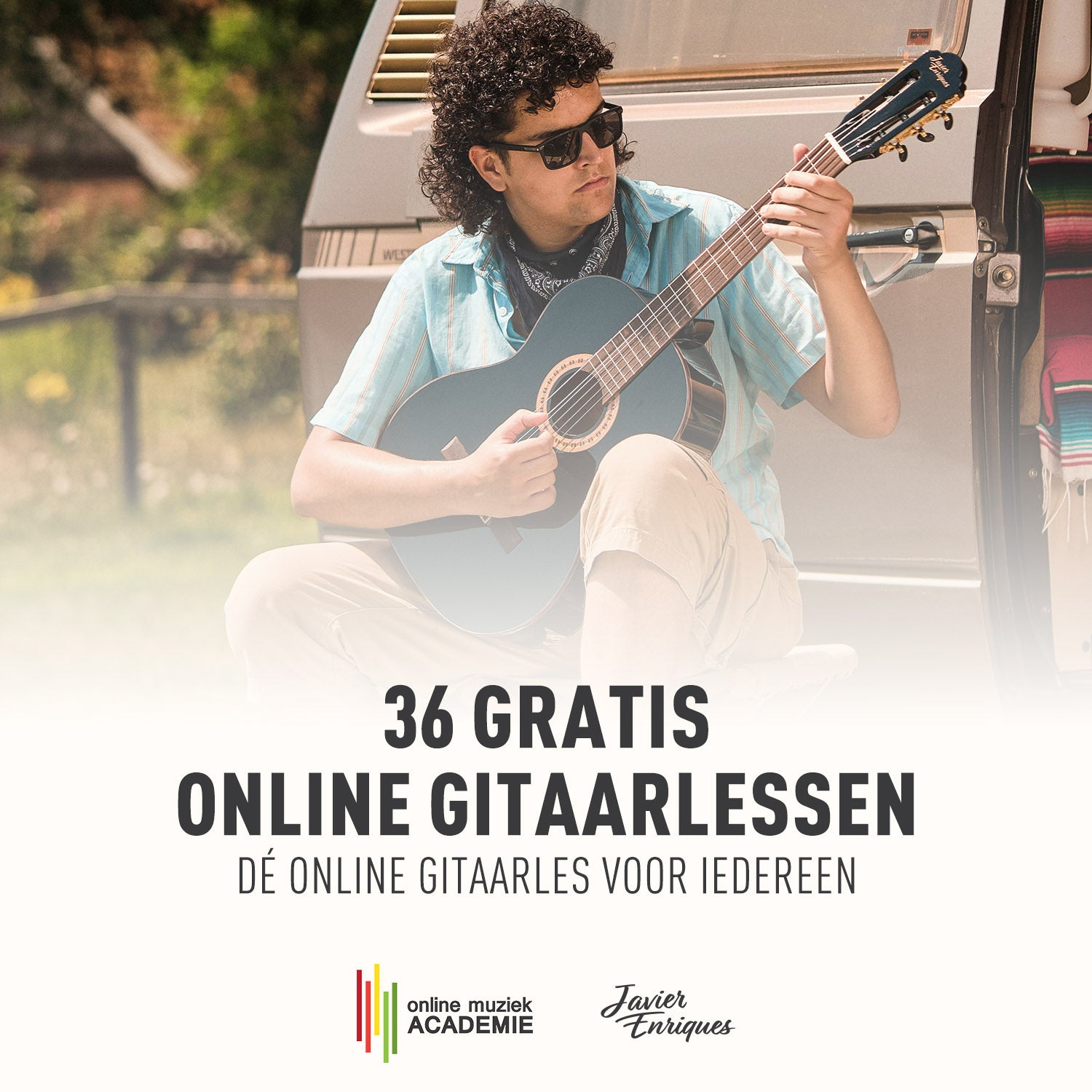 Man met krullend haar en zonnebril speelt gitaar naast een busje. 36 gratis online gitaarlessen.