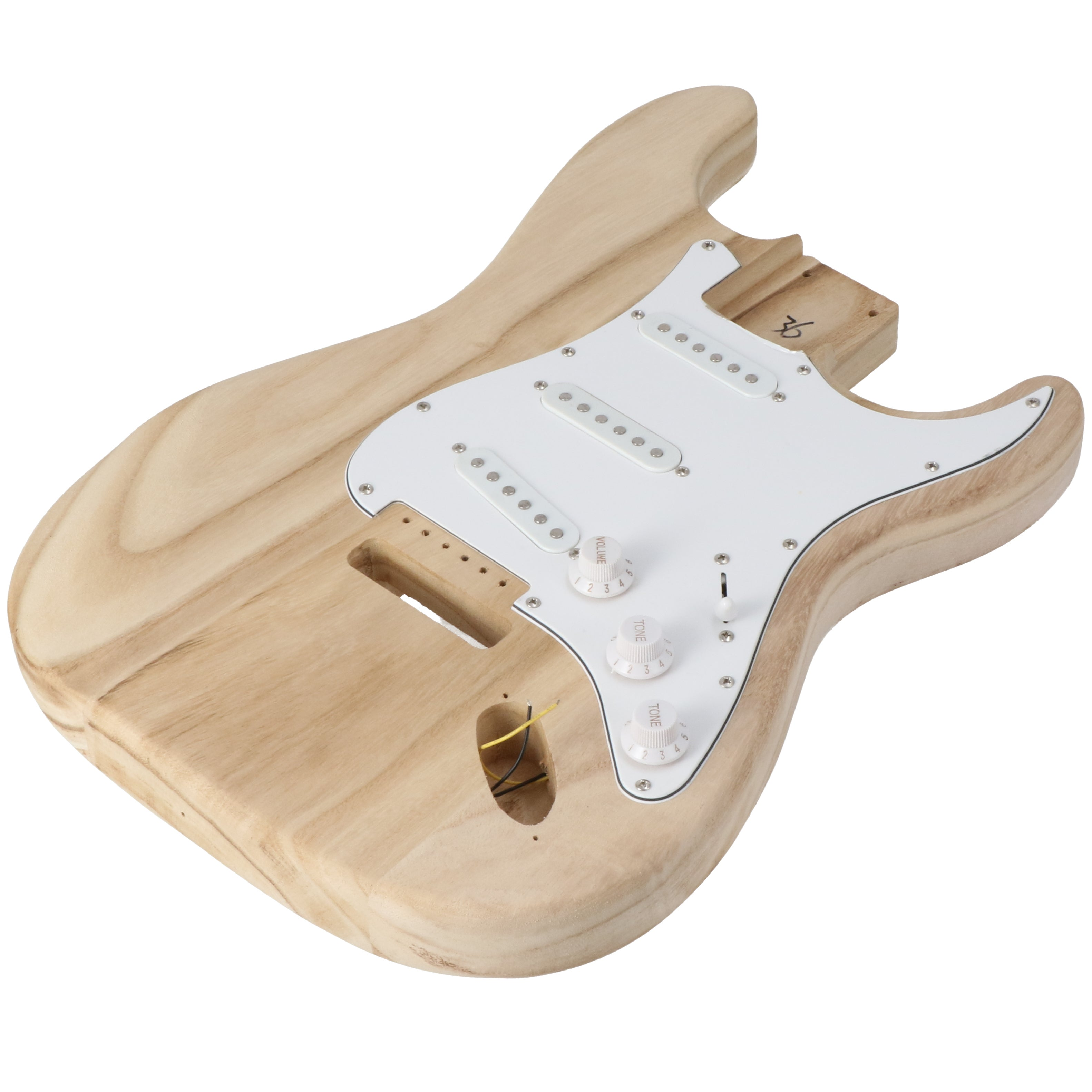Onafgewerkte houten gitaar body met wit slagplaat, pickups en knoppen.