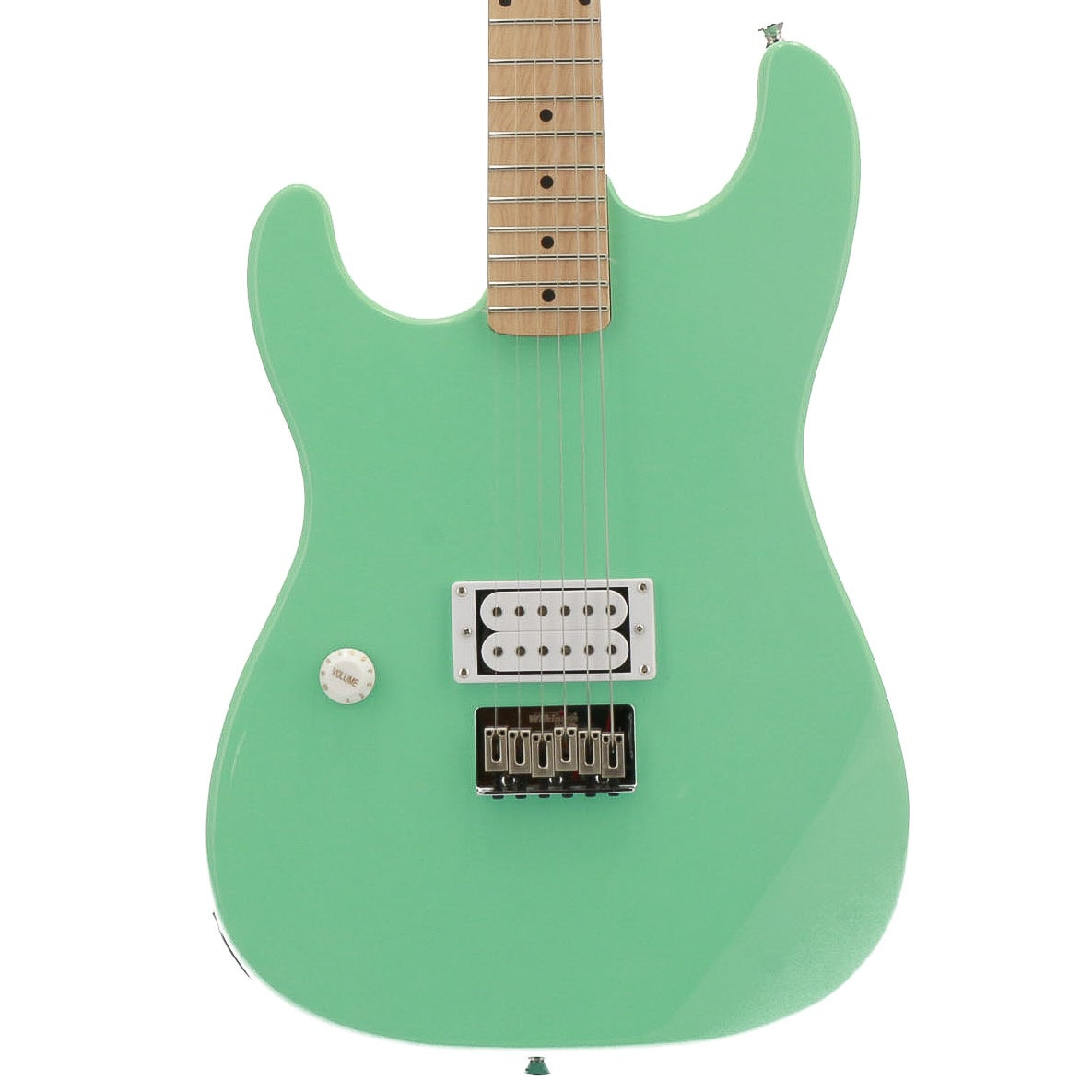 Een lichtgroene elektrische gitaar met lichtgekleurd toetsenbord, witte pickup en zilveren brug.