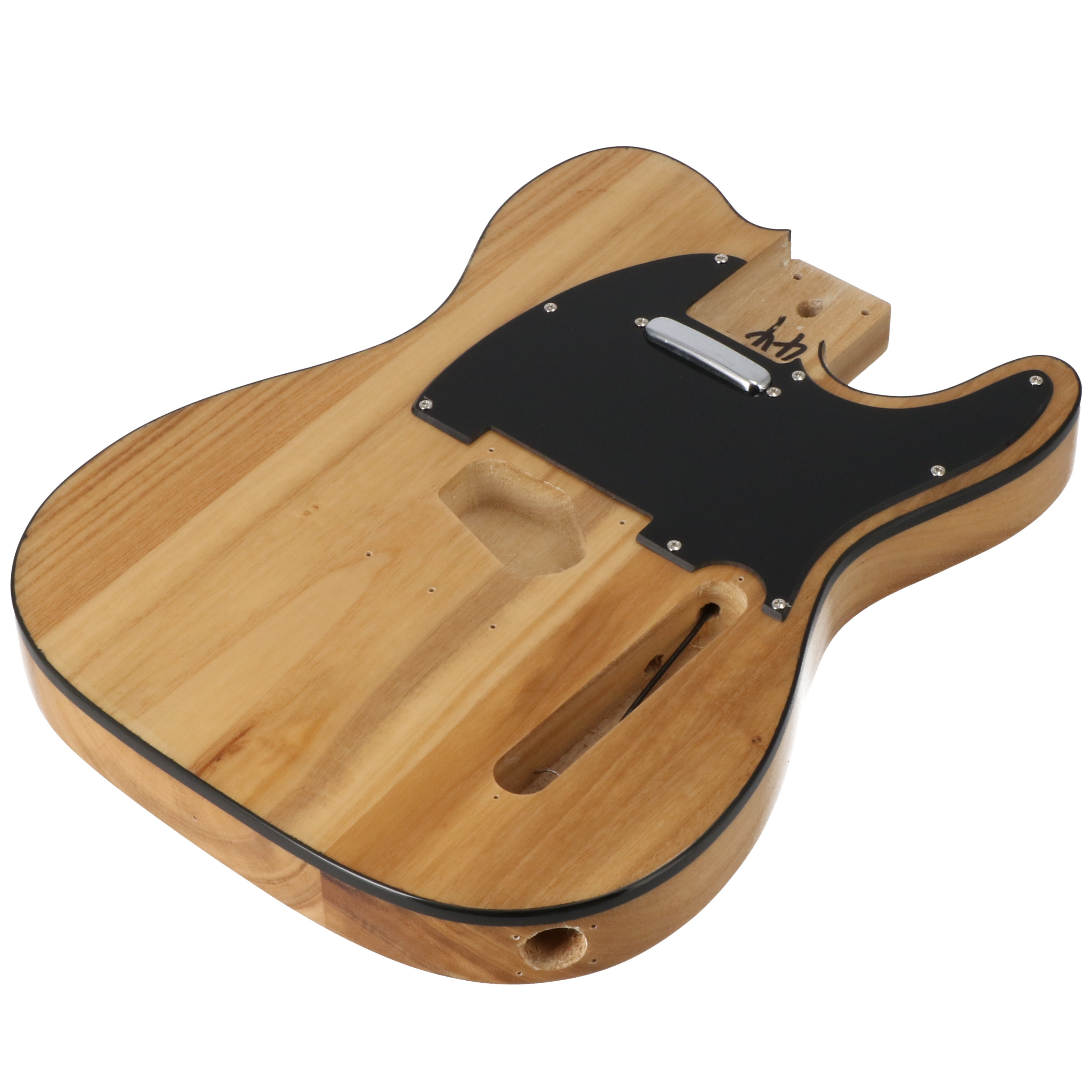 Een houten gitaar body met zwart slagplaat en zilveren hardware.