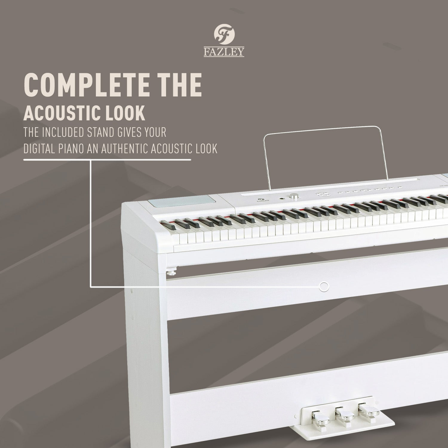 Een witte digitale piano op een standaard met muziekplank en pedalen.