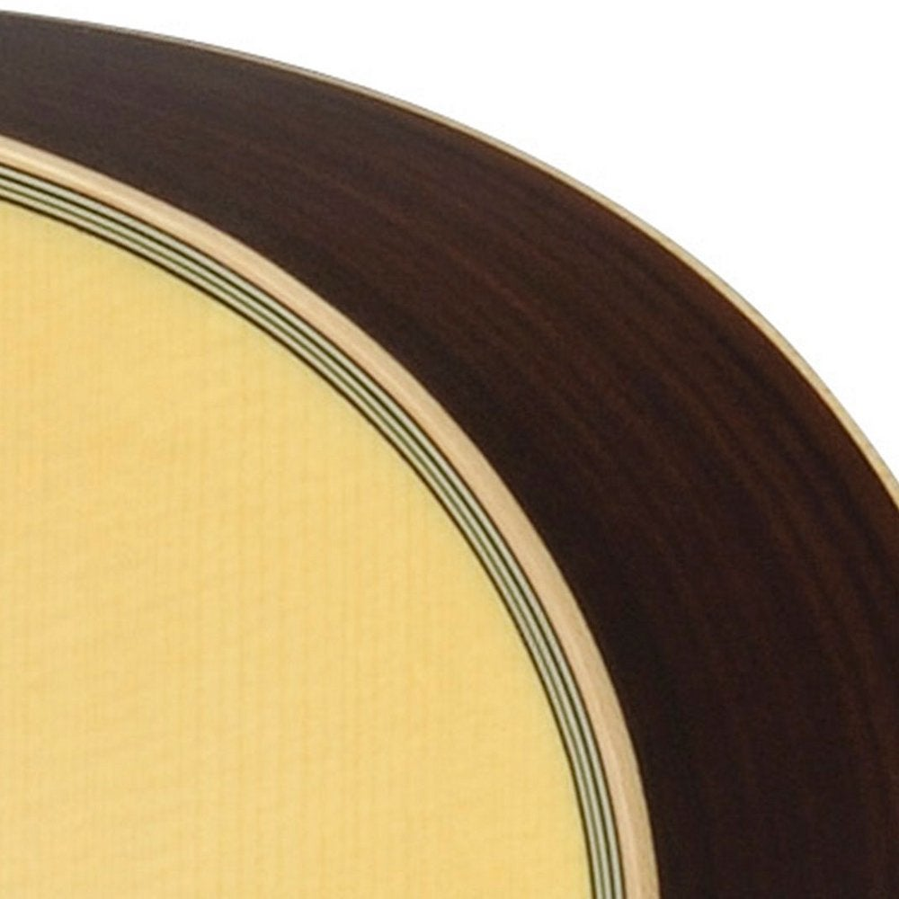 Close-up van een gitaarbody, met licht hout en een donkere rand.