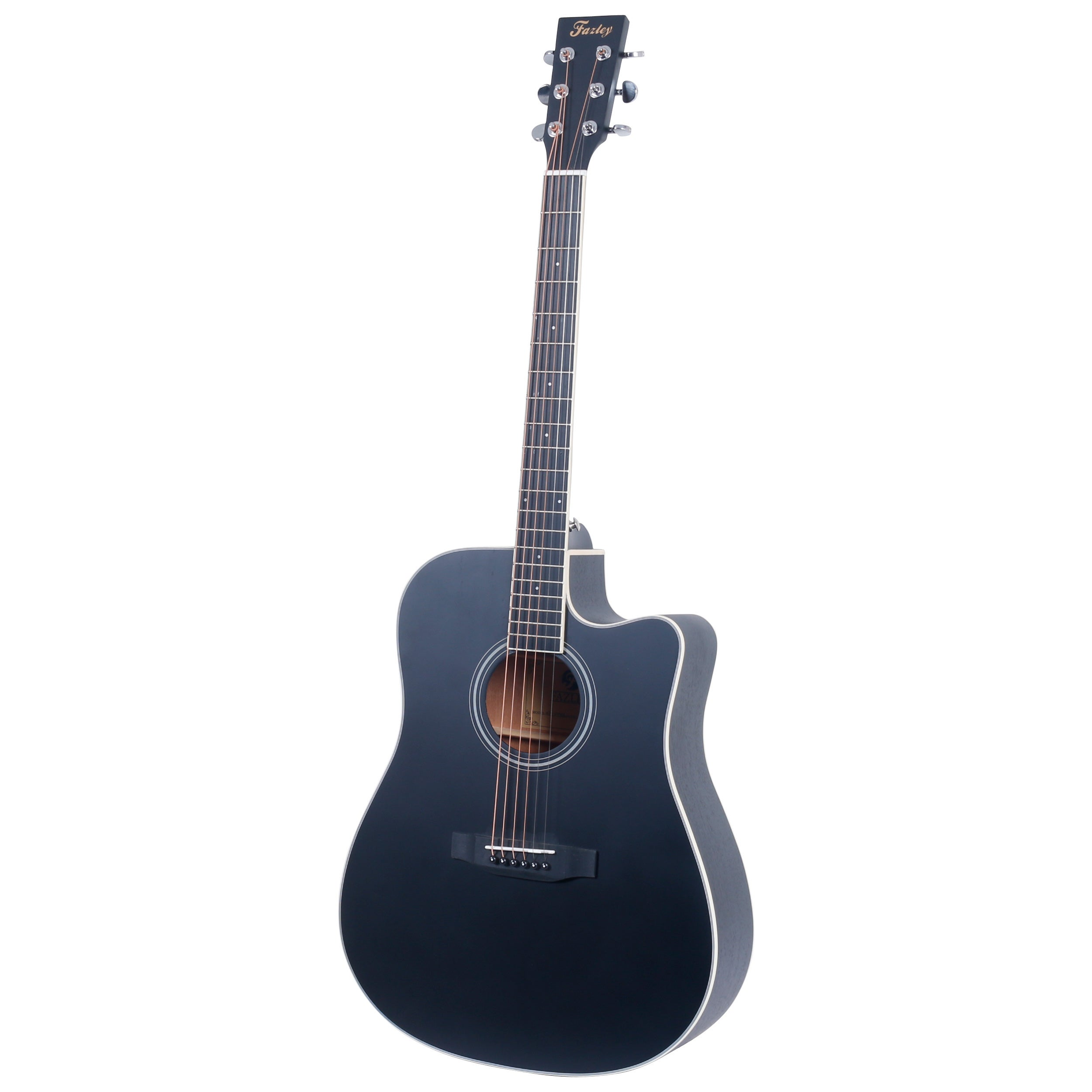 Een zwarte akoestische gitaar met zes snaren staat op een witte achtergrond.