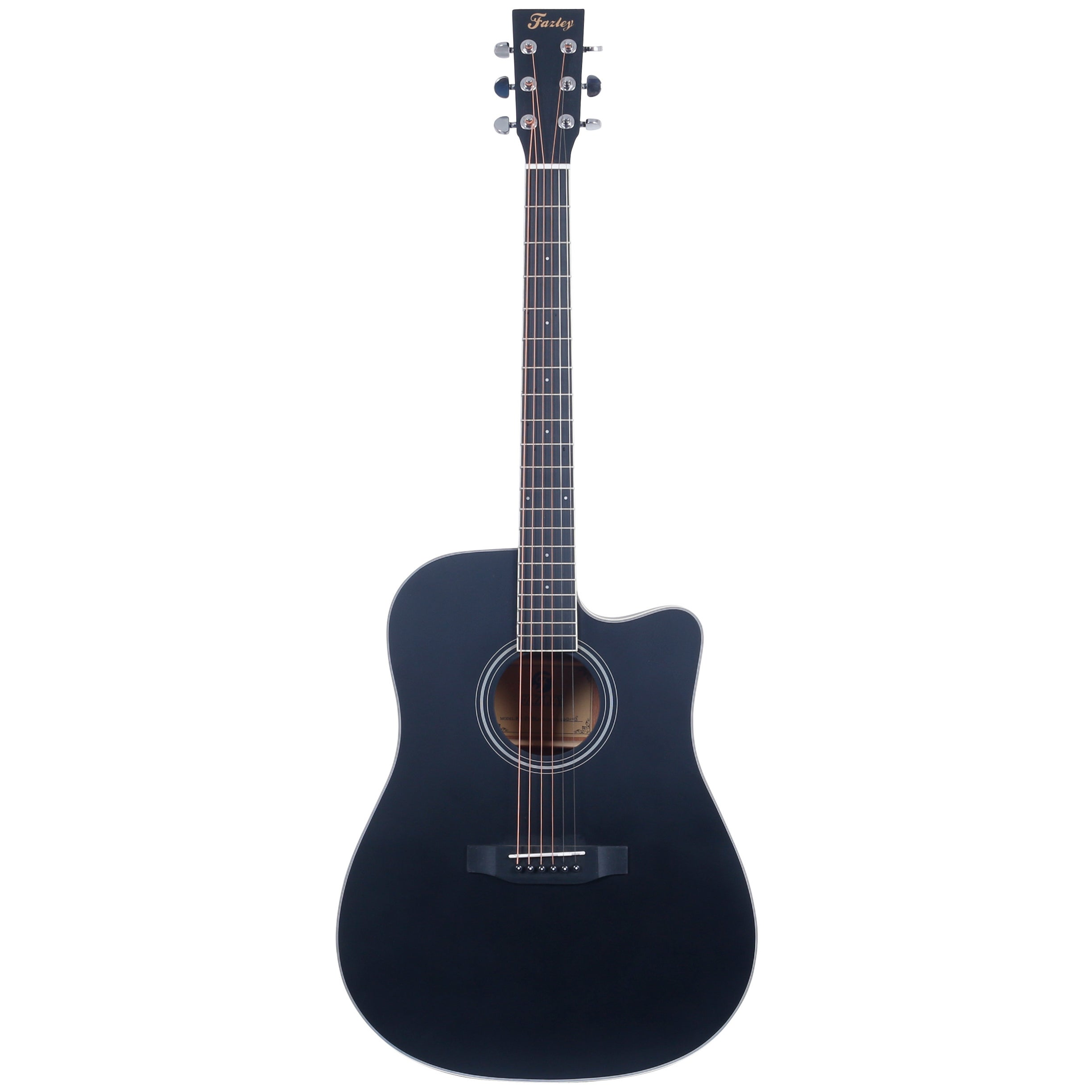 Een zwarte akoestische gitaar met zes snaren en een cutaway staat tegen een witte achtergrond.
