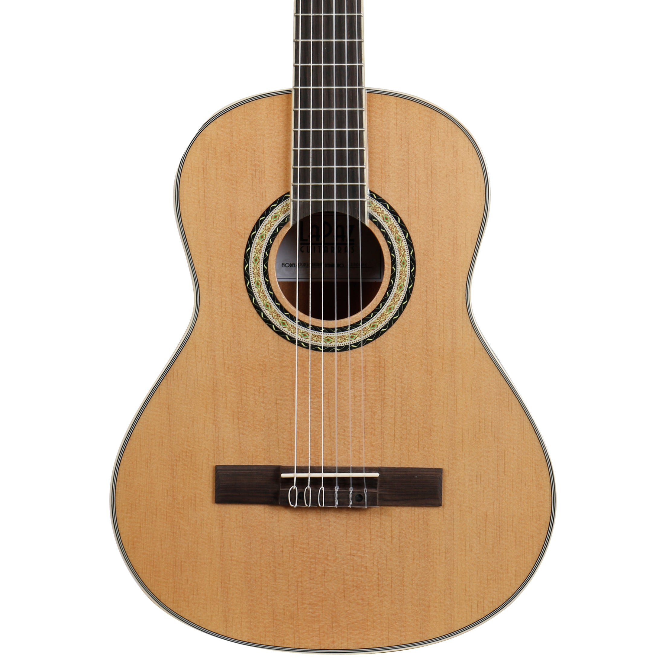 Close-up van een klassieke gitaar van lichtbruin hout met zes snaren.