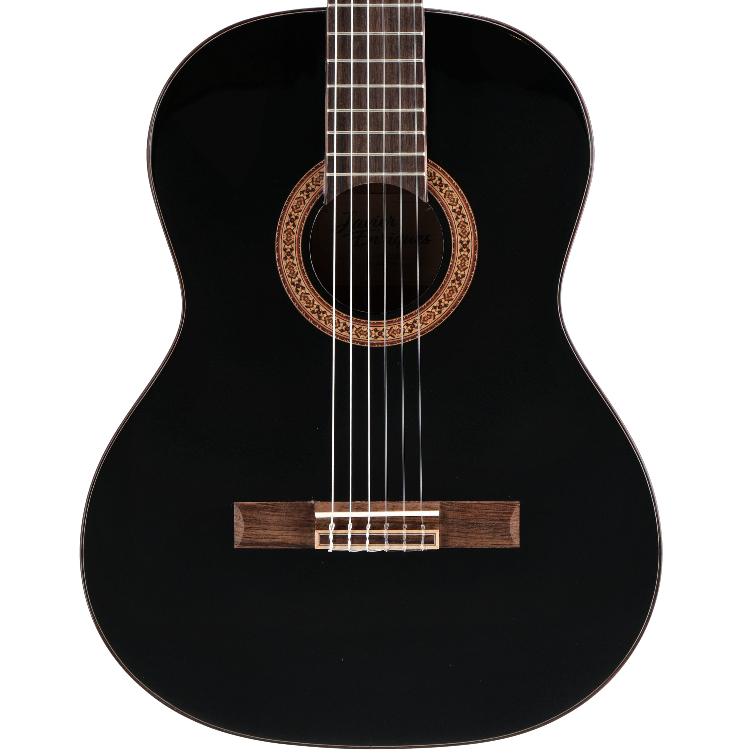 Zwarte akoestische gitaar met zes snaren en rozet rond het klankgat.