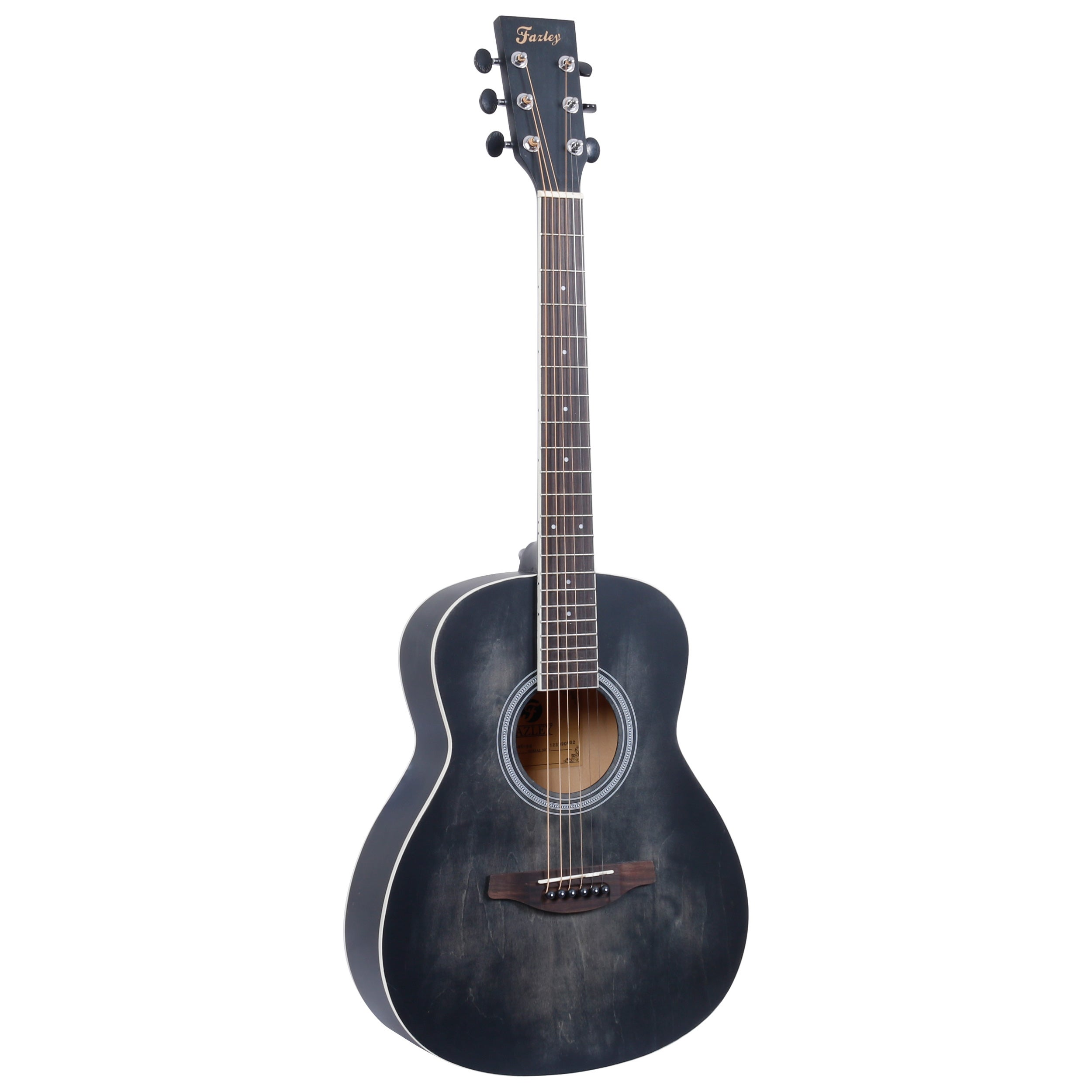 Een zwarte akoestische gitaar met zes snaren staat op witte achtergrond.