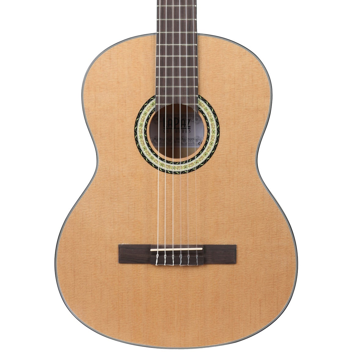 Een klassieke gitaar met een licht houten klankkast en zes snaren.