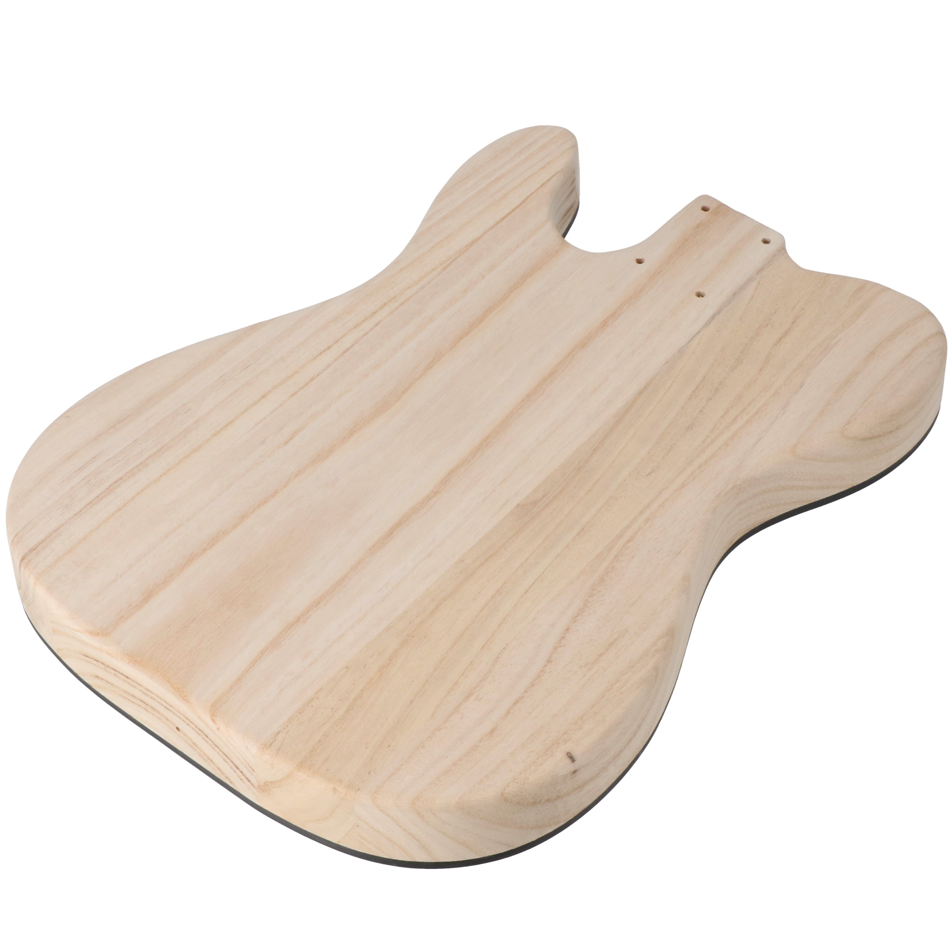 Een onafgewerkte houten body voor een elektrische gitaar op wit.