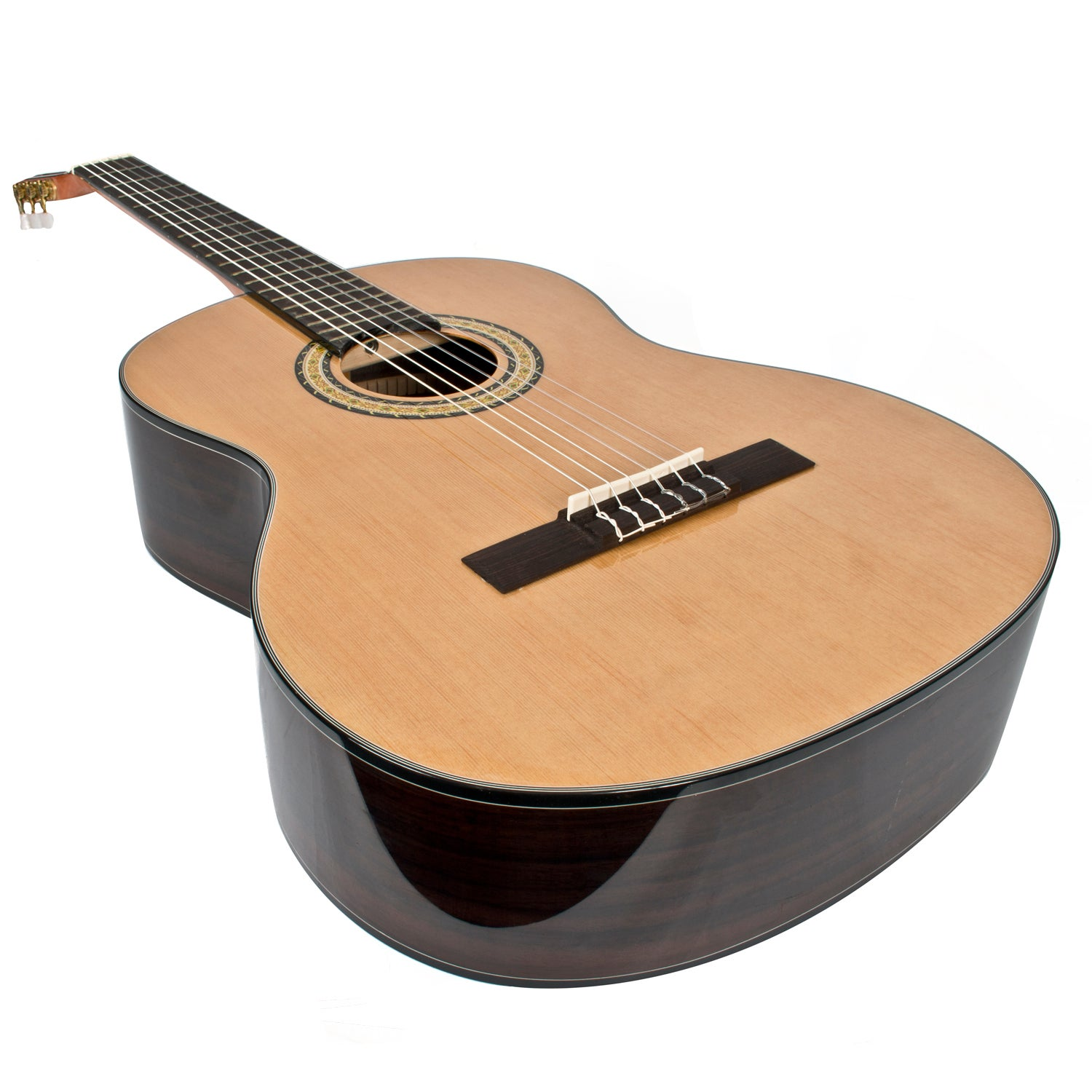 Een klassieke gitaar met een licht houten bovenblad en donker lichaam op witte achtergrond.