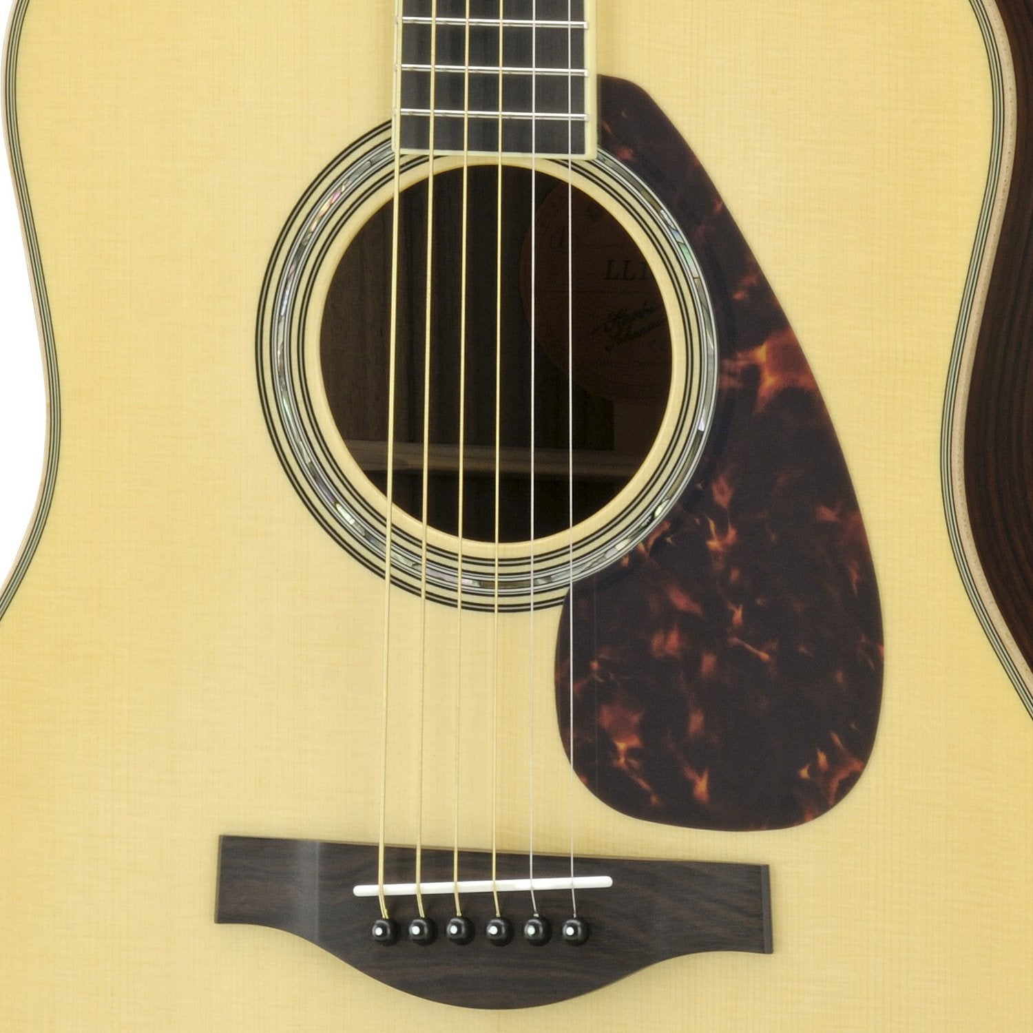 Akoestische gitaar met licht hout, klankgat, slagplaat en snaren.