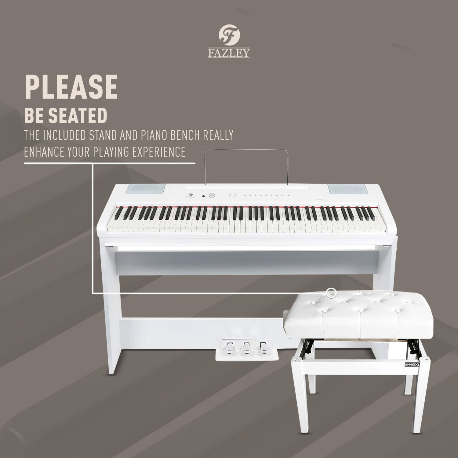 Een witte Fazley digitale piano met muziekstandaard en kruk.