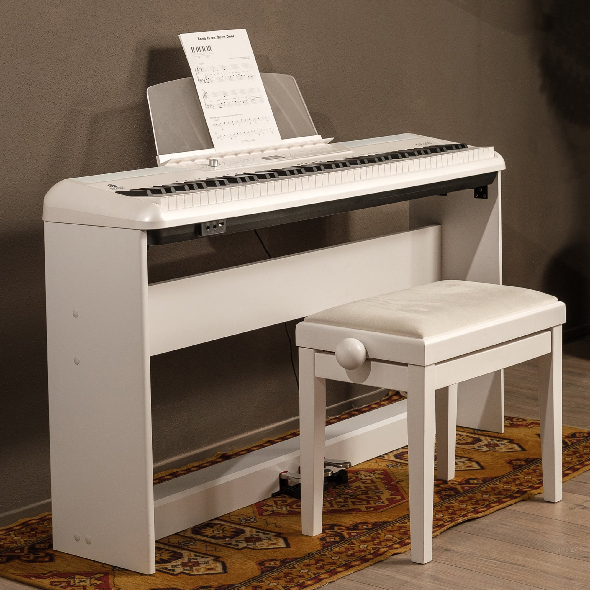 Een witte digitale piano met bladmuziek en kruk op een kleed.