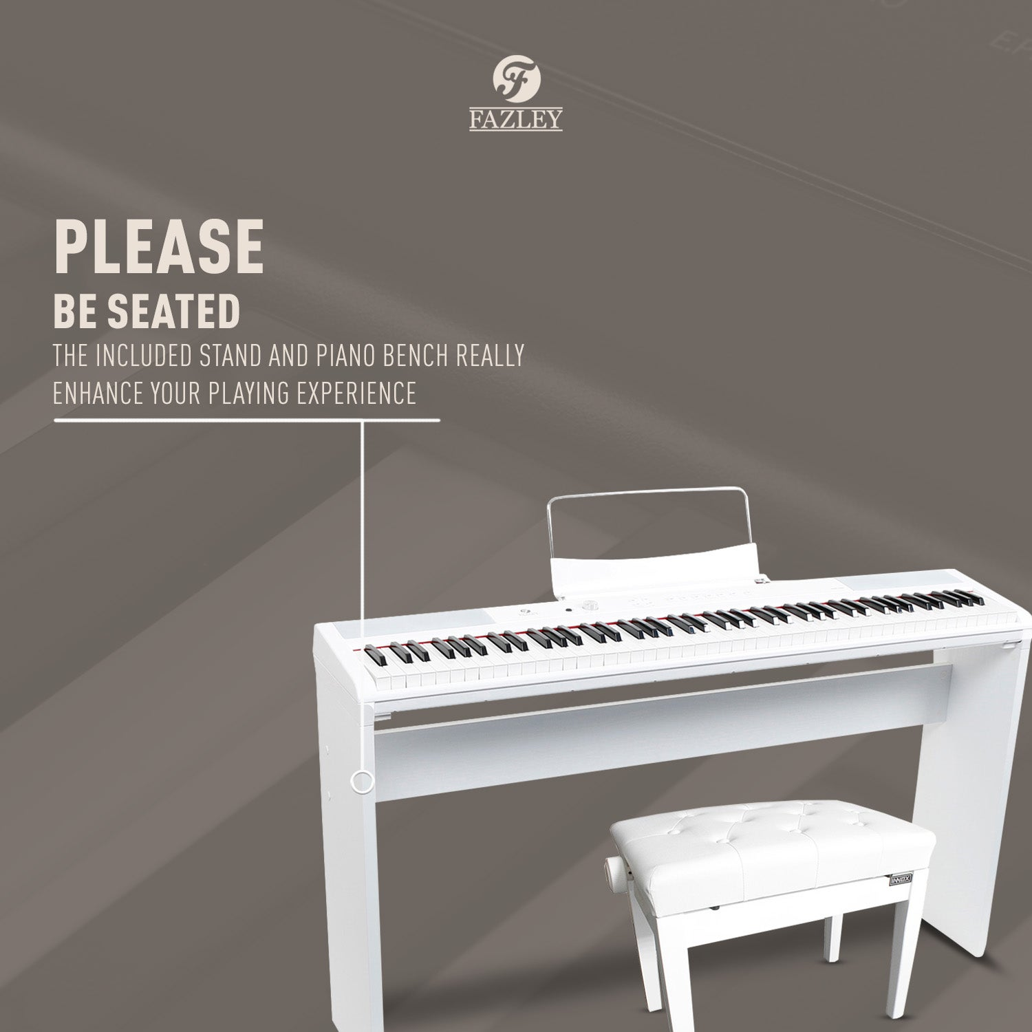 Een witte digitale piano met muziekstandaard en kruk op bruine achtergrond.