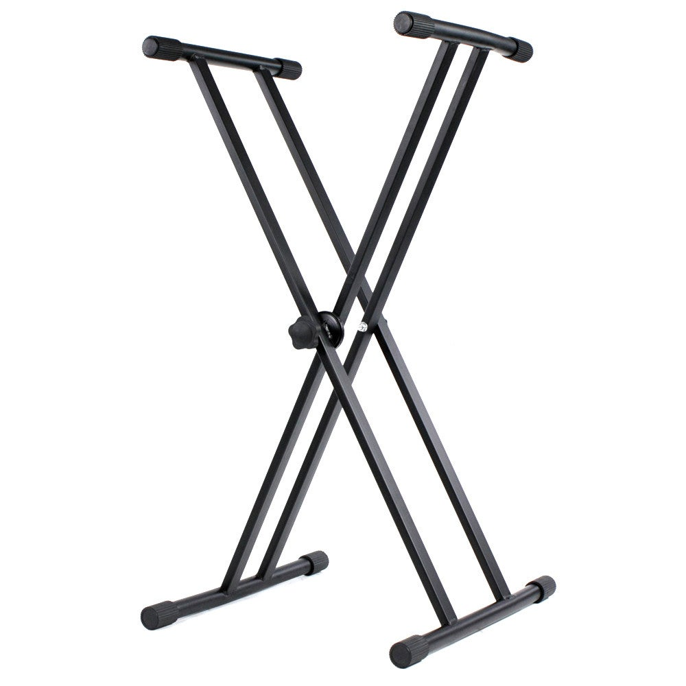 Een zwarte, opvouwbare X-stijl keyboardstandaard met zwarte rubberen voetjes.